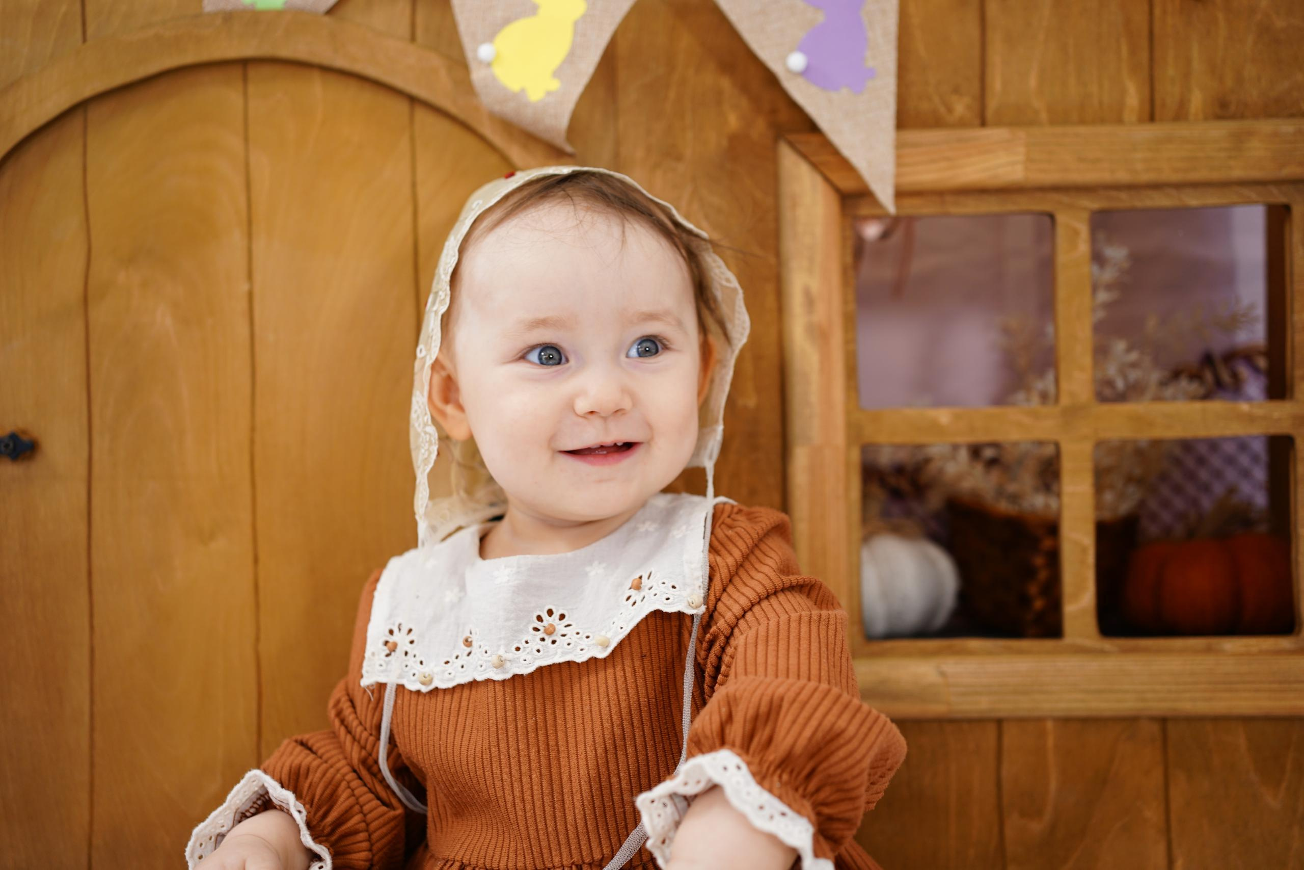 Деревянный Подиум. Детская Фотостудия ГОДОВАСИКИ в Санкт-Петербурге фотосесия на годик