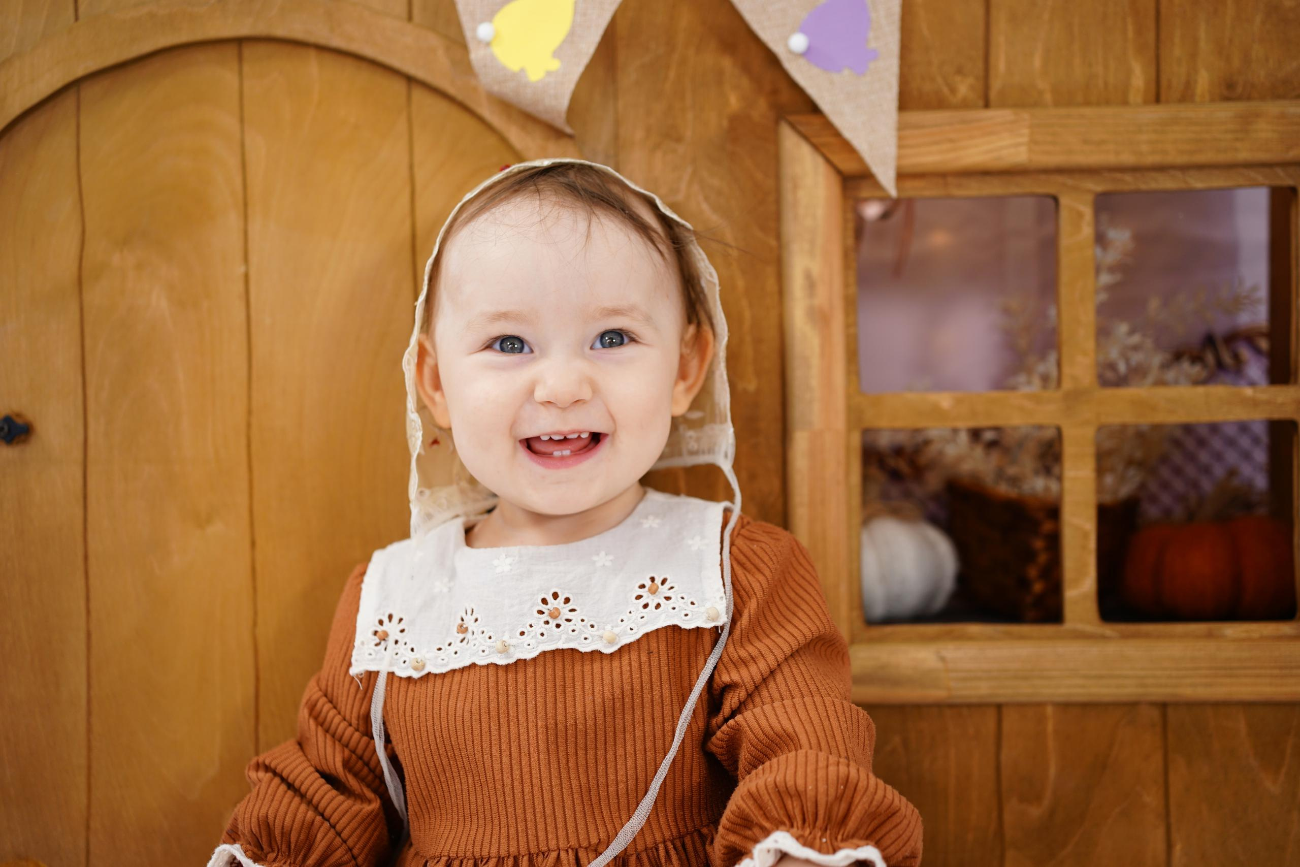 Деревянный Подиум. Детская Фотостудия ГОДОВАСИКИ в Санкт-Петербурге фотосесия на годик