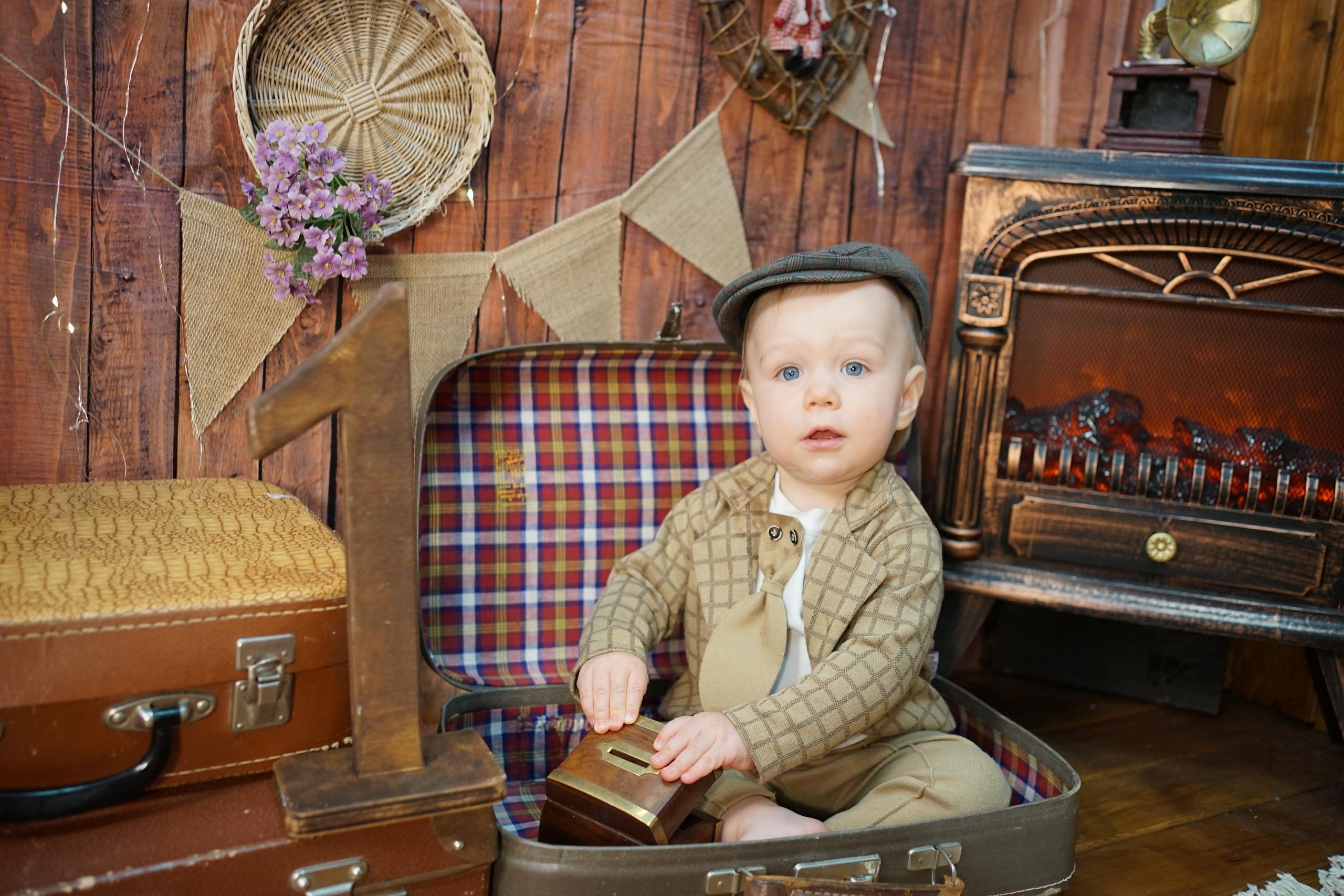 Деревянный Подиум. Детская Фотостудия ГОДОВАСИКИ в Санкт-Петербурге фотосесия на годик