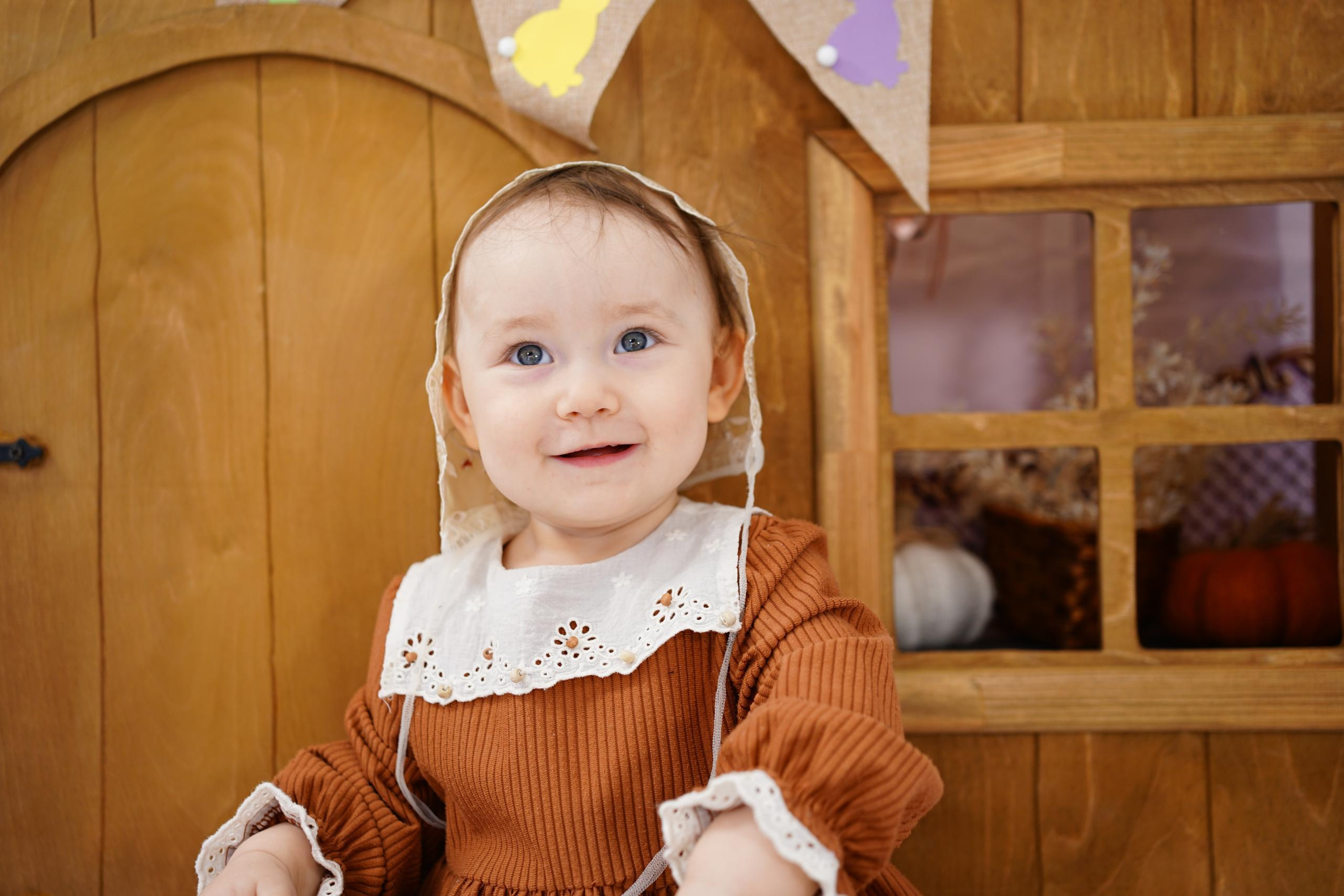 Деревянный Подиум. Детская Фотостудия ГОДОВАСИКИ в Санкт-Петербурге фотосесия на годик