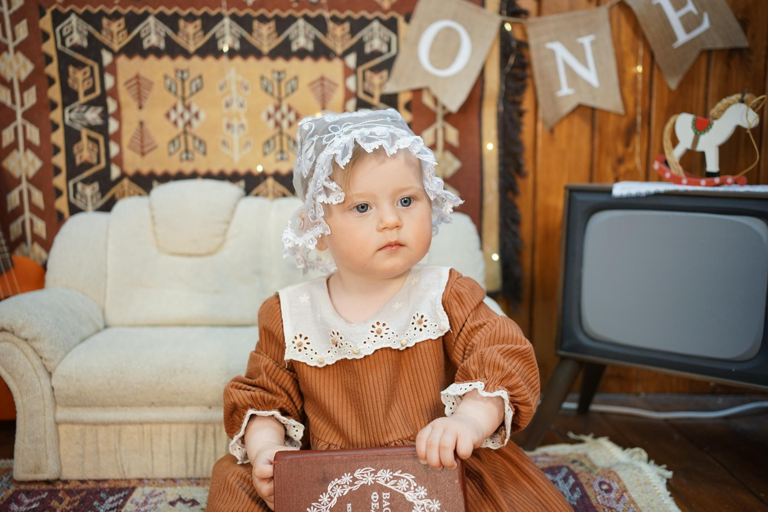 Деревянный Подиум. Детская Фотостудия ГОДОВАСИКИ в Санкт-Петербурге фотосесия на годик