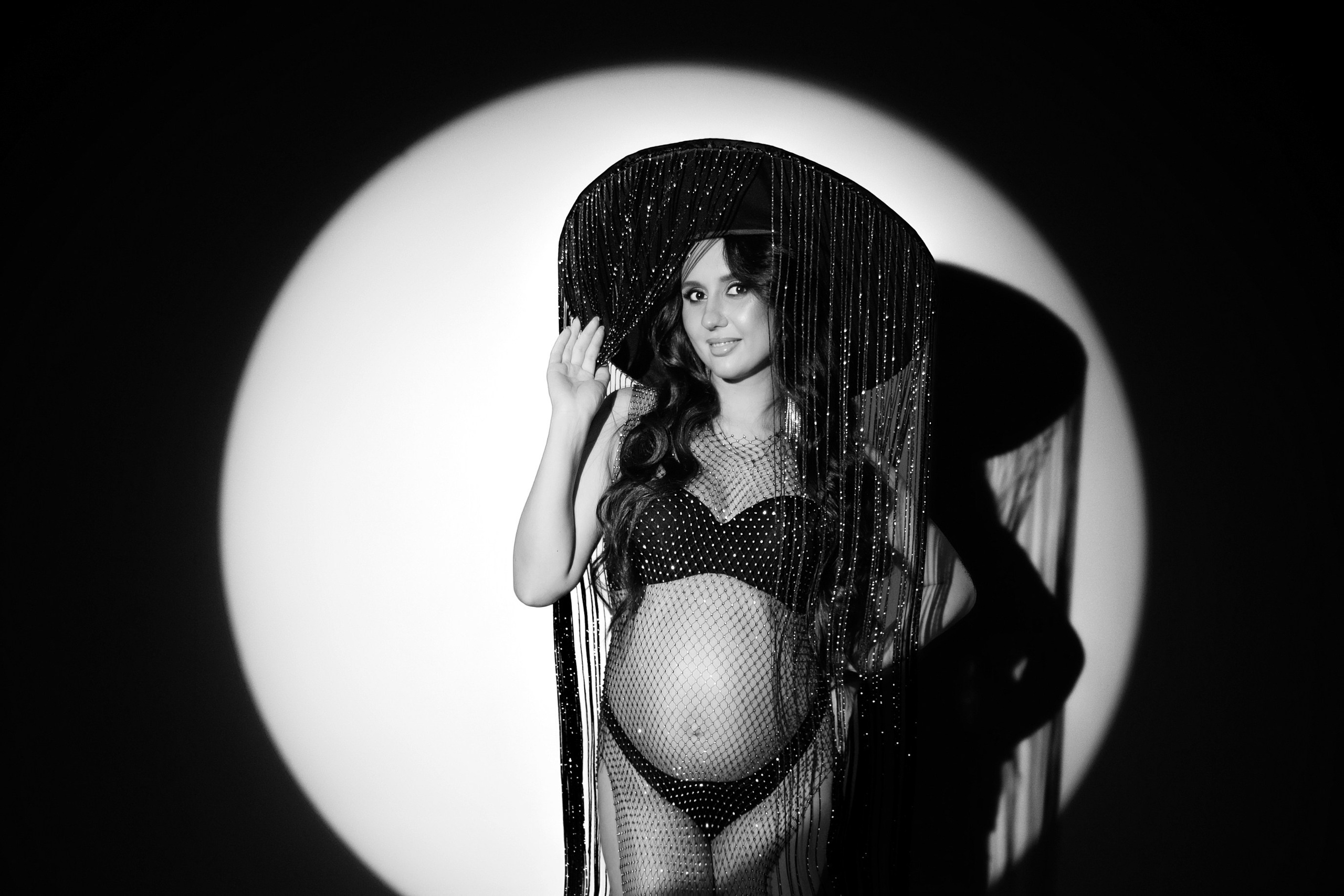 Бюстье, сетка в камнях, шляпа с тесьмой. Фотограф Анна Качан