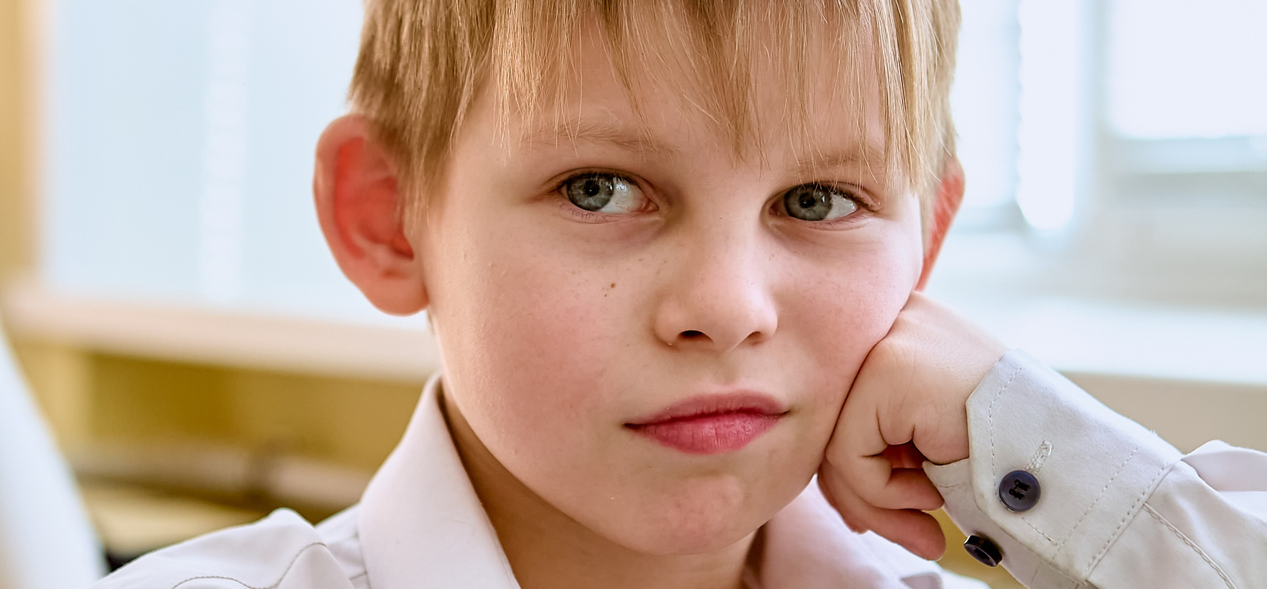 Первоклассник в классе на уроке