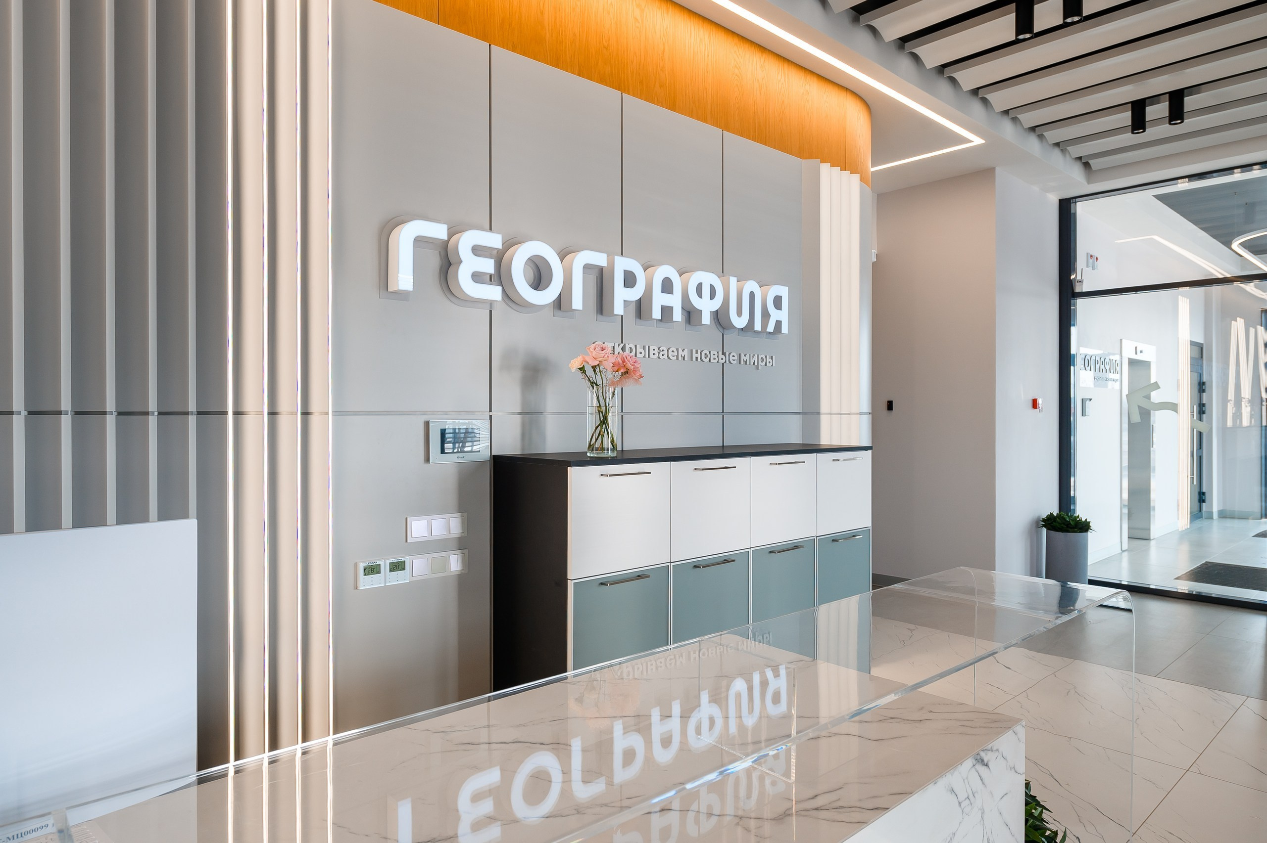 Интерьерная реклама. NOVA / РЕКЛАМА