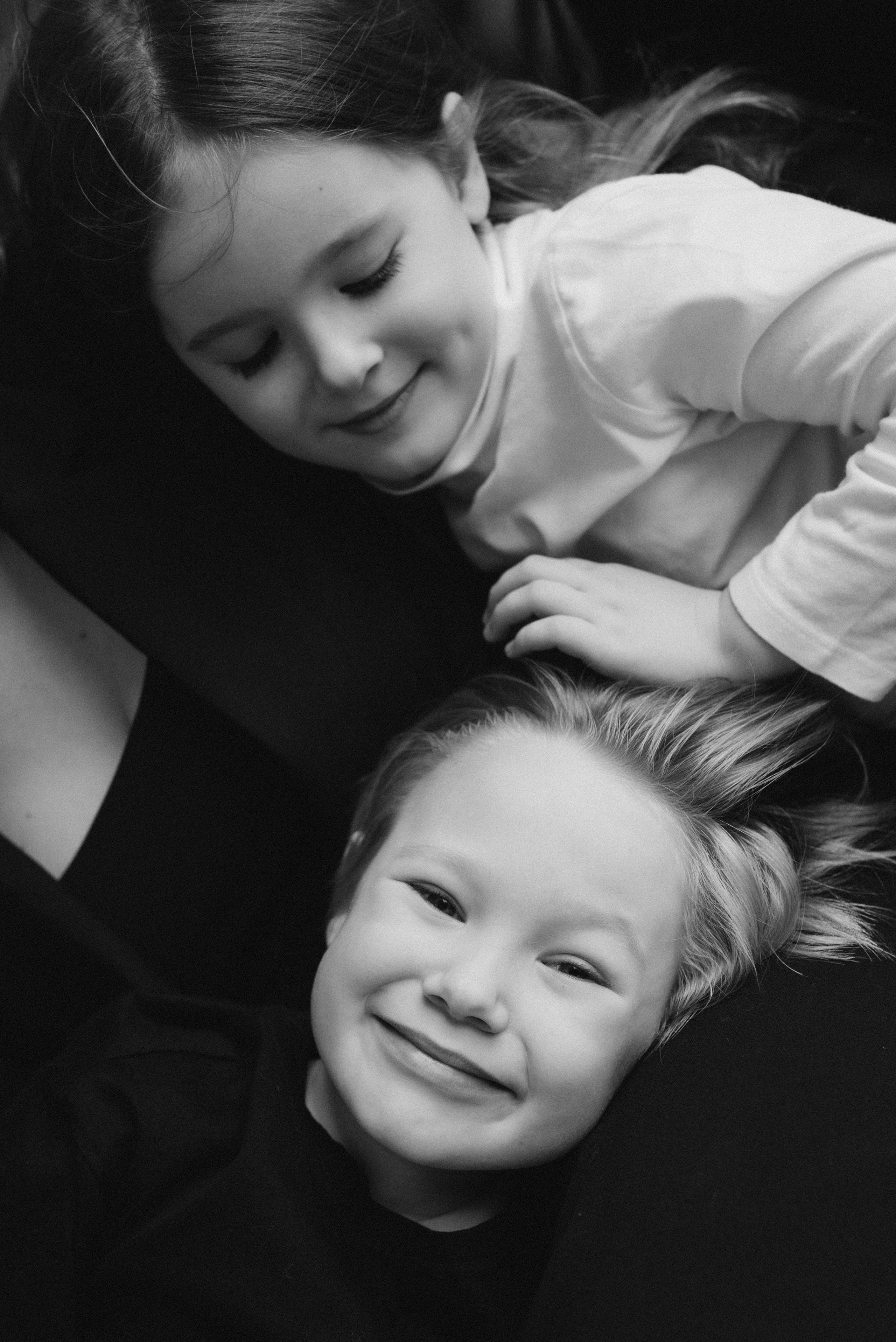 семейная фотосессия в студии москва — две сестрёнки фото