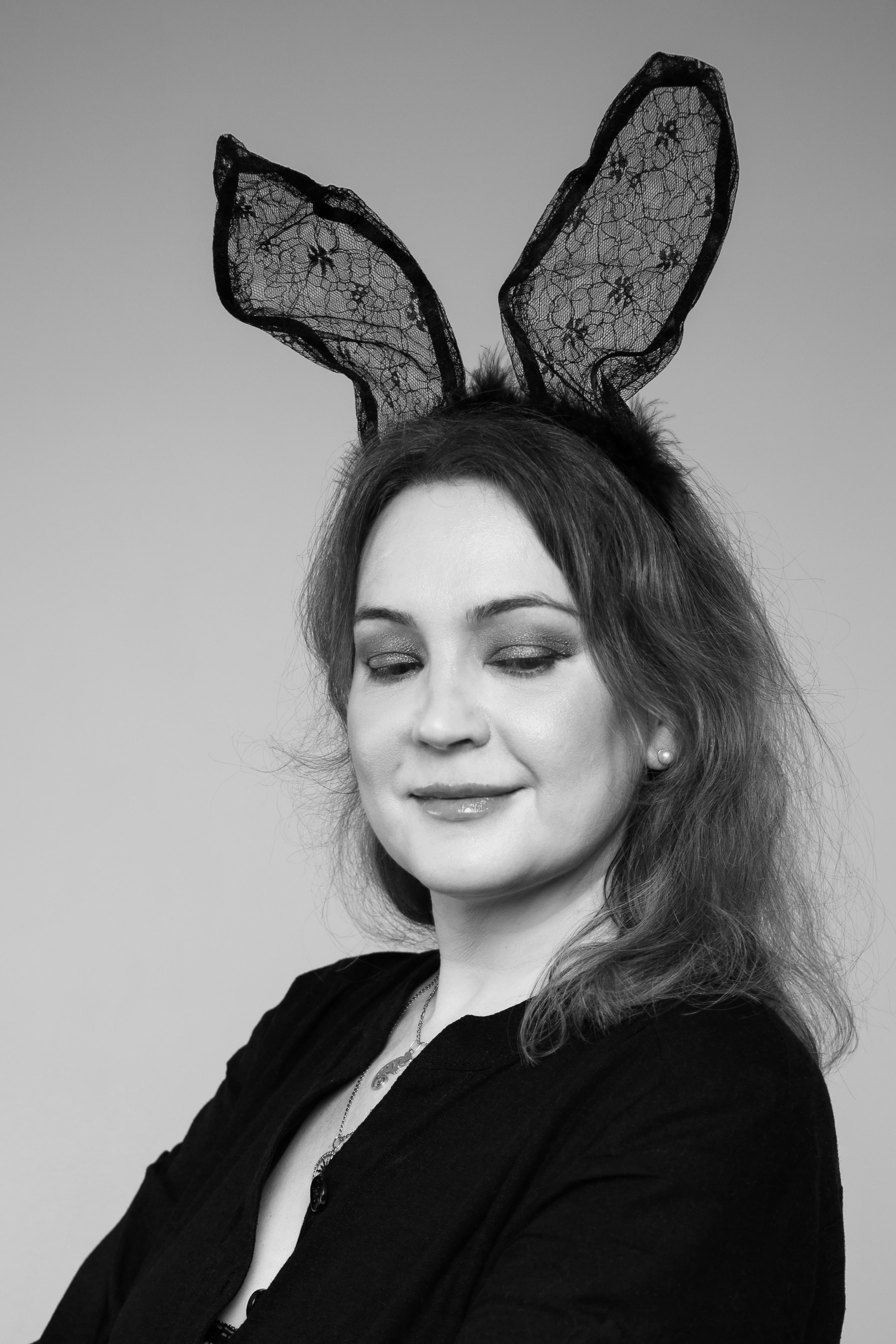 Креативный черно-белый портрет с ушками, минималистичная женская съемка, студия Петербург, игривое настроение