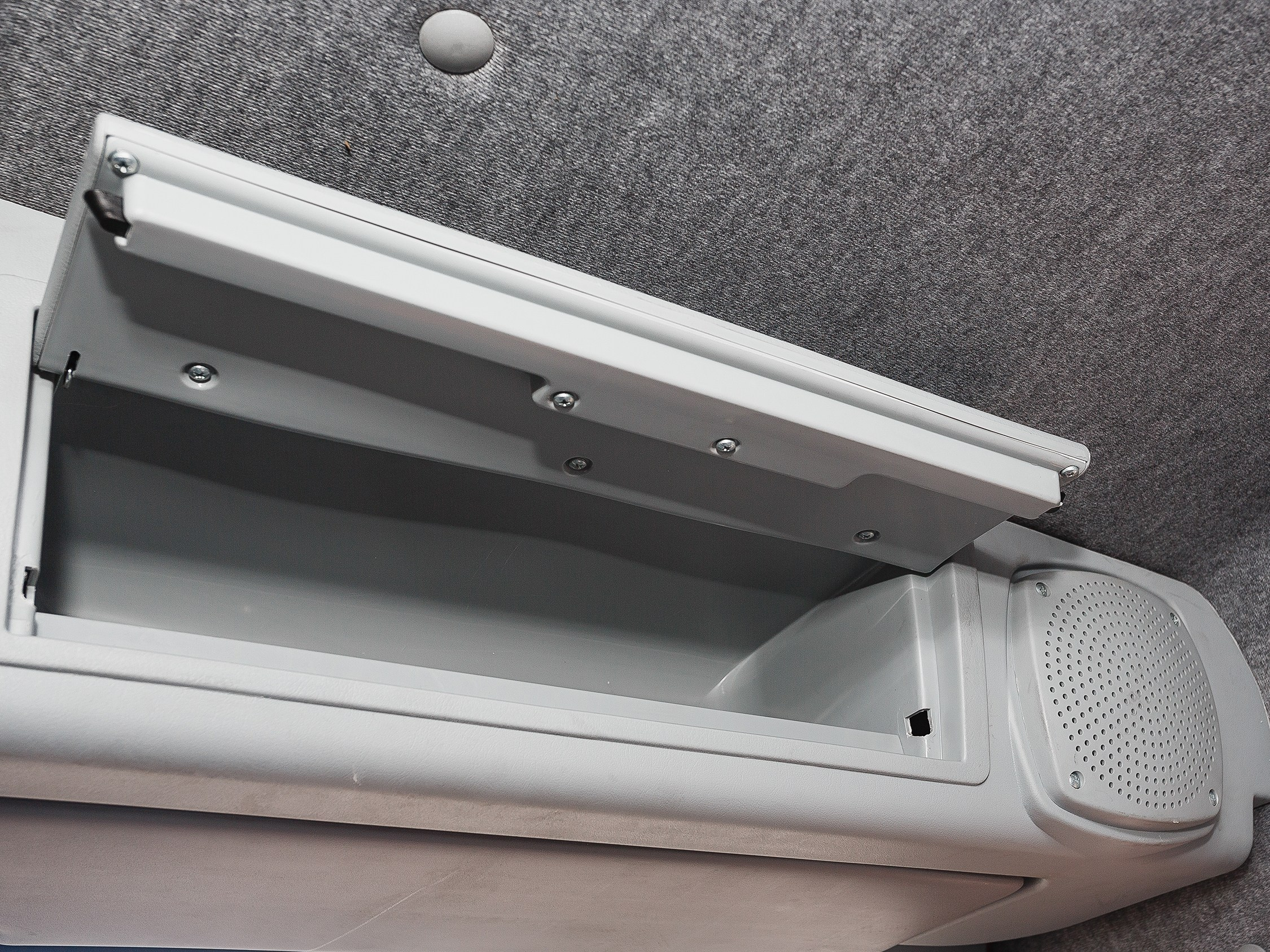 Профессиональная съёмка легковых автомобилей и большегрузов для продажи и контента. Выездная фотосессия спецтехники в Санкт-Петербурге. Репортажный фотограф Сергей Пушкин в СПб. Промышленная фотосъёмка авто. Фотограф для дилеров и производителей. 