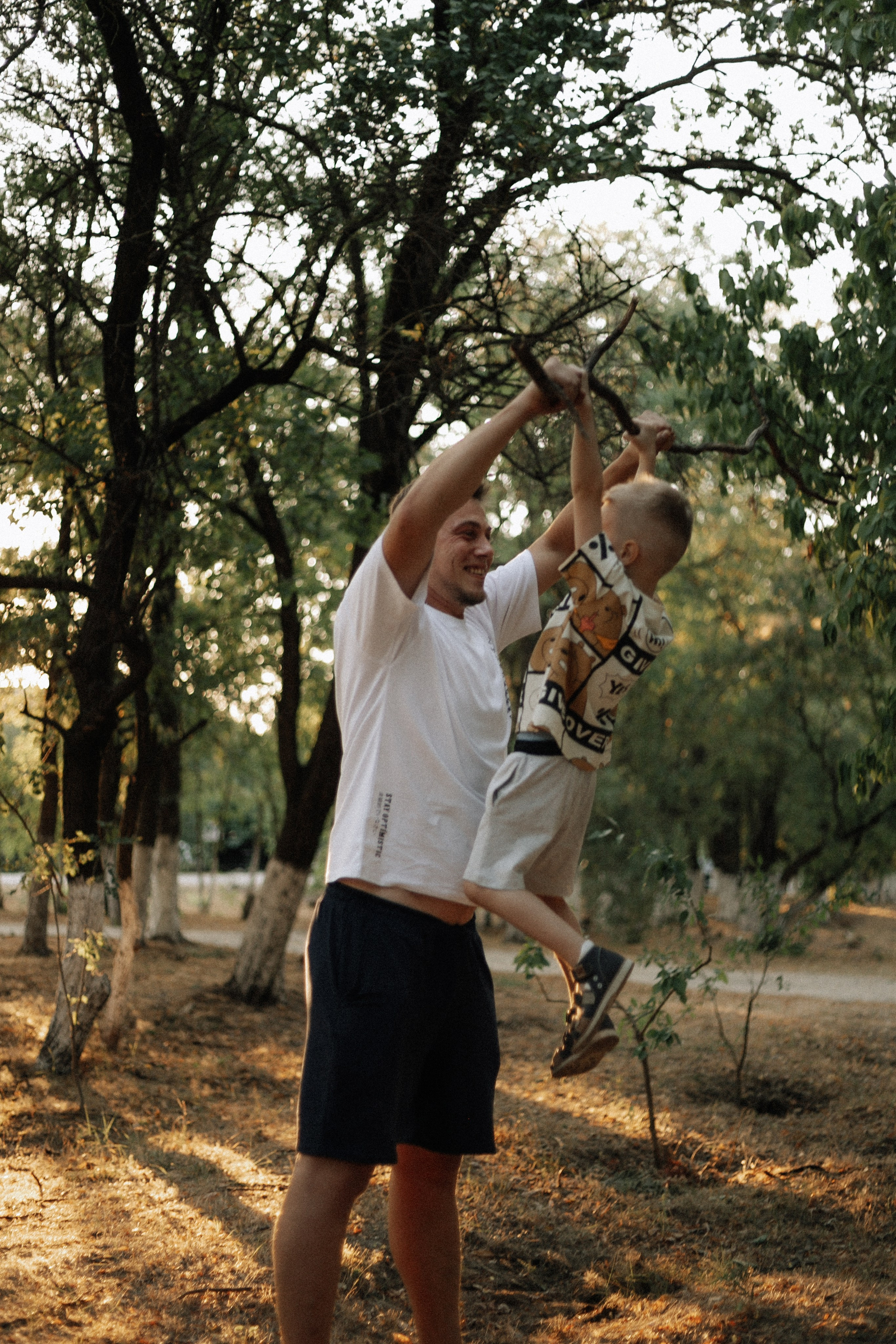 Папа учит сына кататься на велосипеде. Фотограф в Крыму | Виктория Нотевская