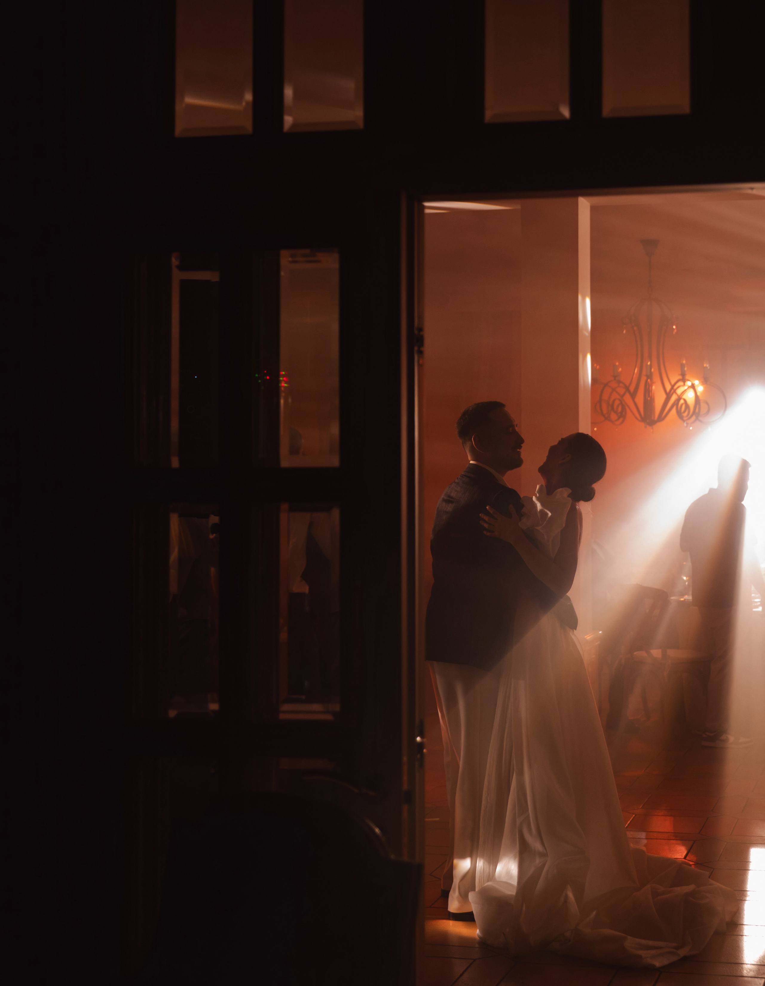 В ЛУЧАХ ЗАКАТА НА БЕРЕГУ МОРСКОМ