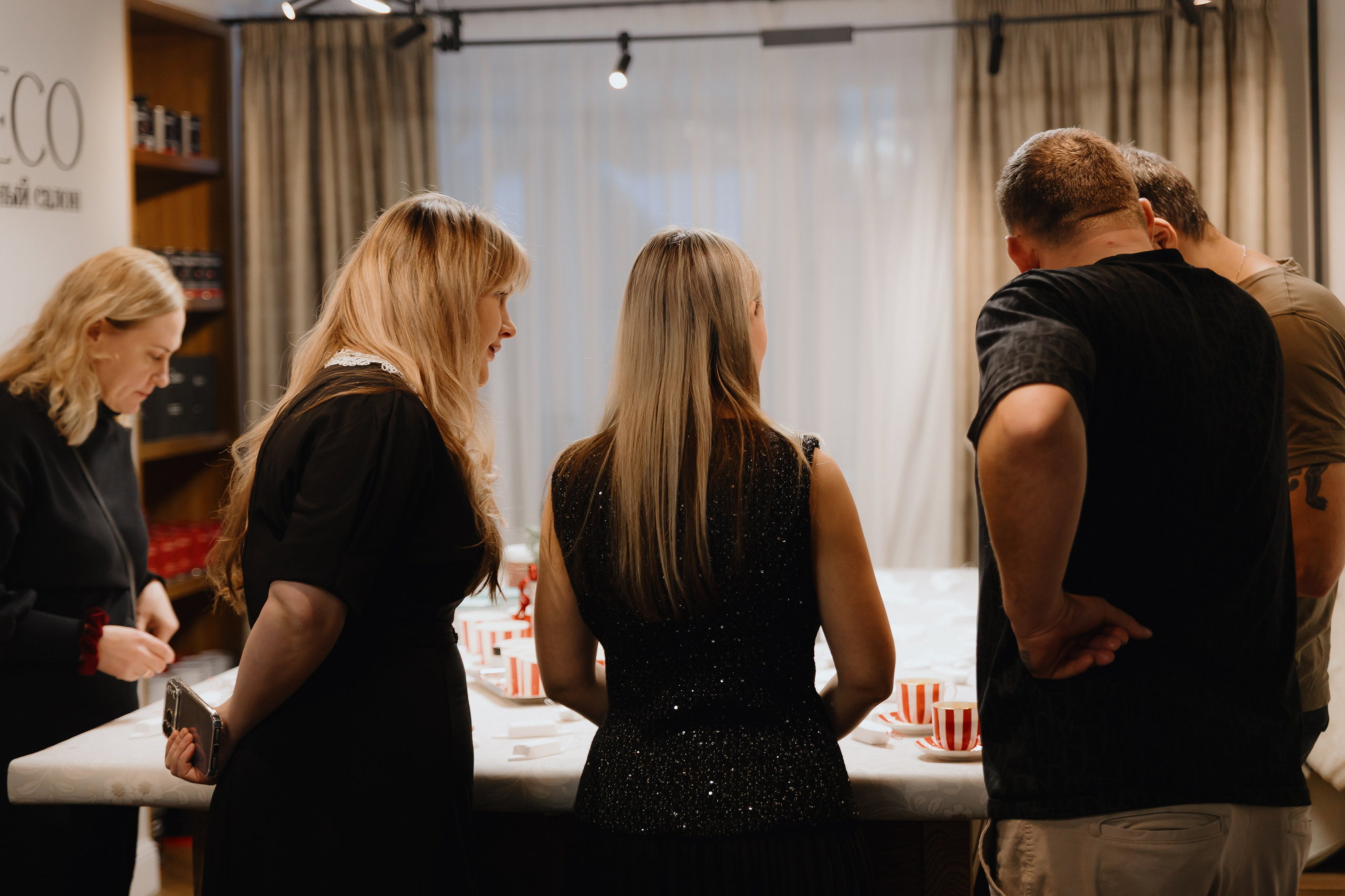 Предновогодний «Кофе-рейв» в L. DECO 17 декабря 2025 года. L. Deco интерьерный салон. Краски/обои/лепной декор