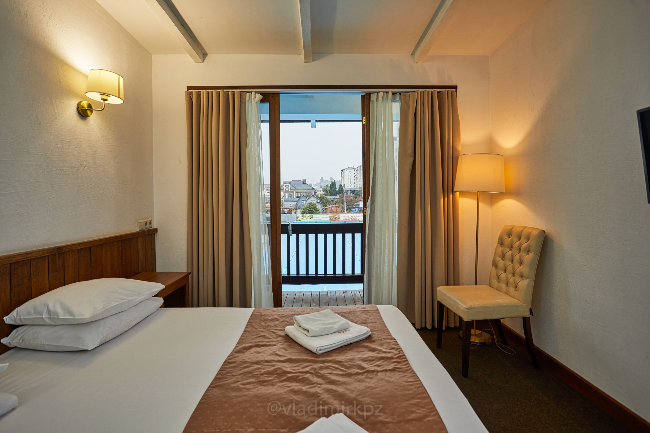 фотосъемка интерьеров гостиницпрофессиональный фотограф отелейпродающие фото для яндекса островок Островок, Суточно.ру, Твил, Отелло, Яндекс.Путешествия, Travelata , Hotellook фотограф для отеляинтерьерная съемка номеровфотосъемка апартаментоврекламное фото гостиниц