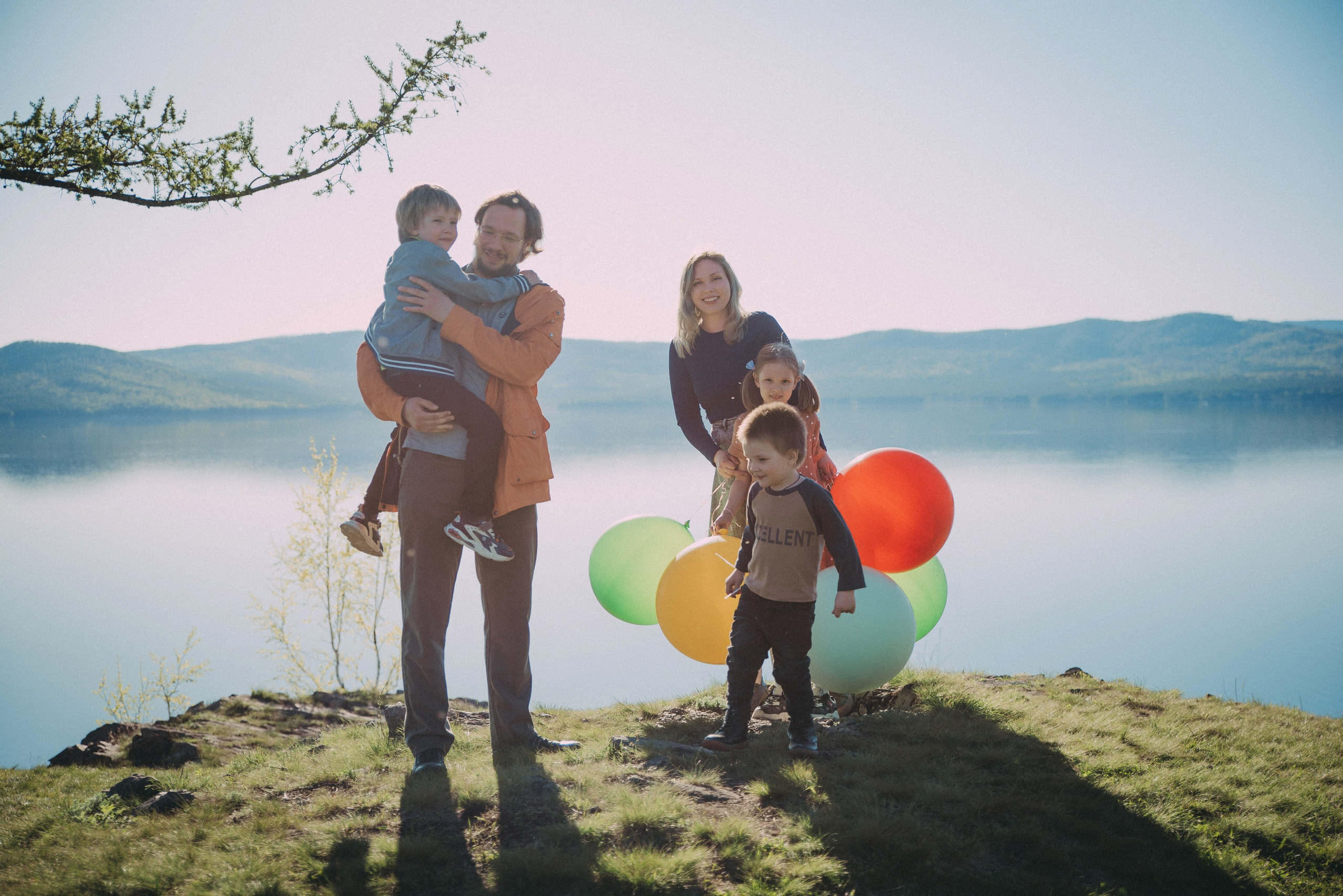 Маленький ребенок улыбается, его фотографируют