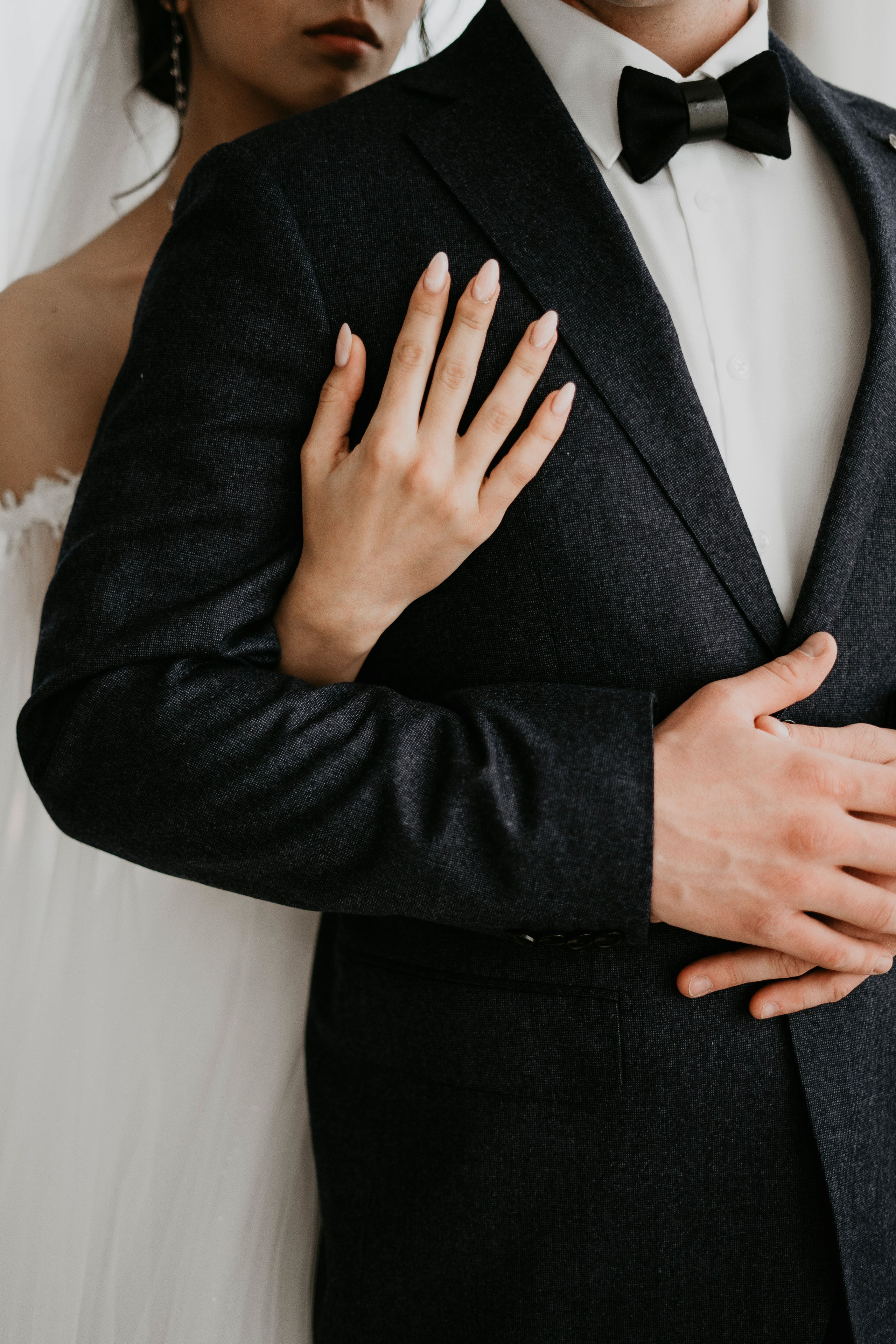 Невеста обнимает жениха перед выездом в ЗАГС