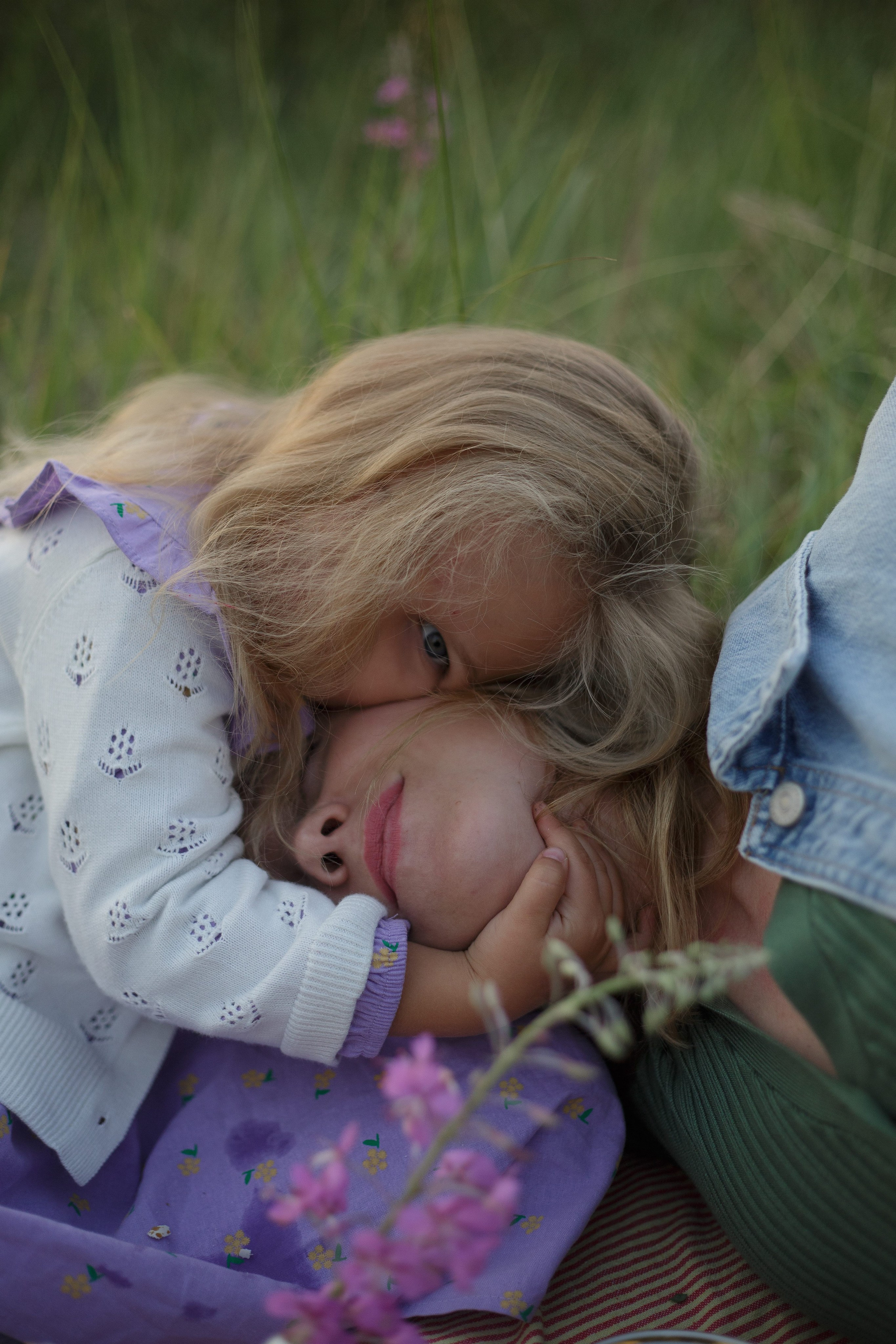 Семейная фотосъемка в поле летом 2023. Марина Рерих — портретный фотограф в Екатеринбурге