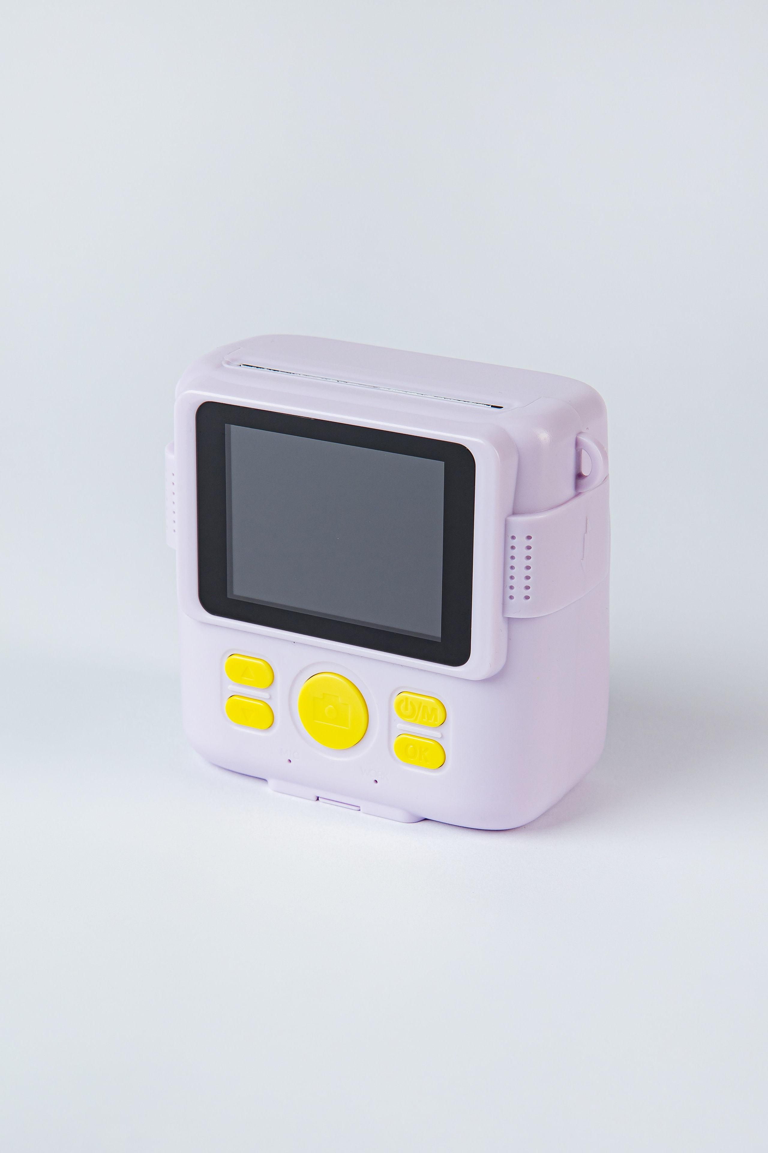 Розовая камера моментальной печати на белом фоне