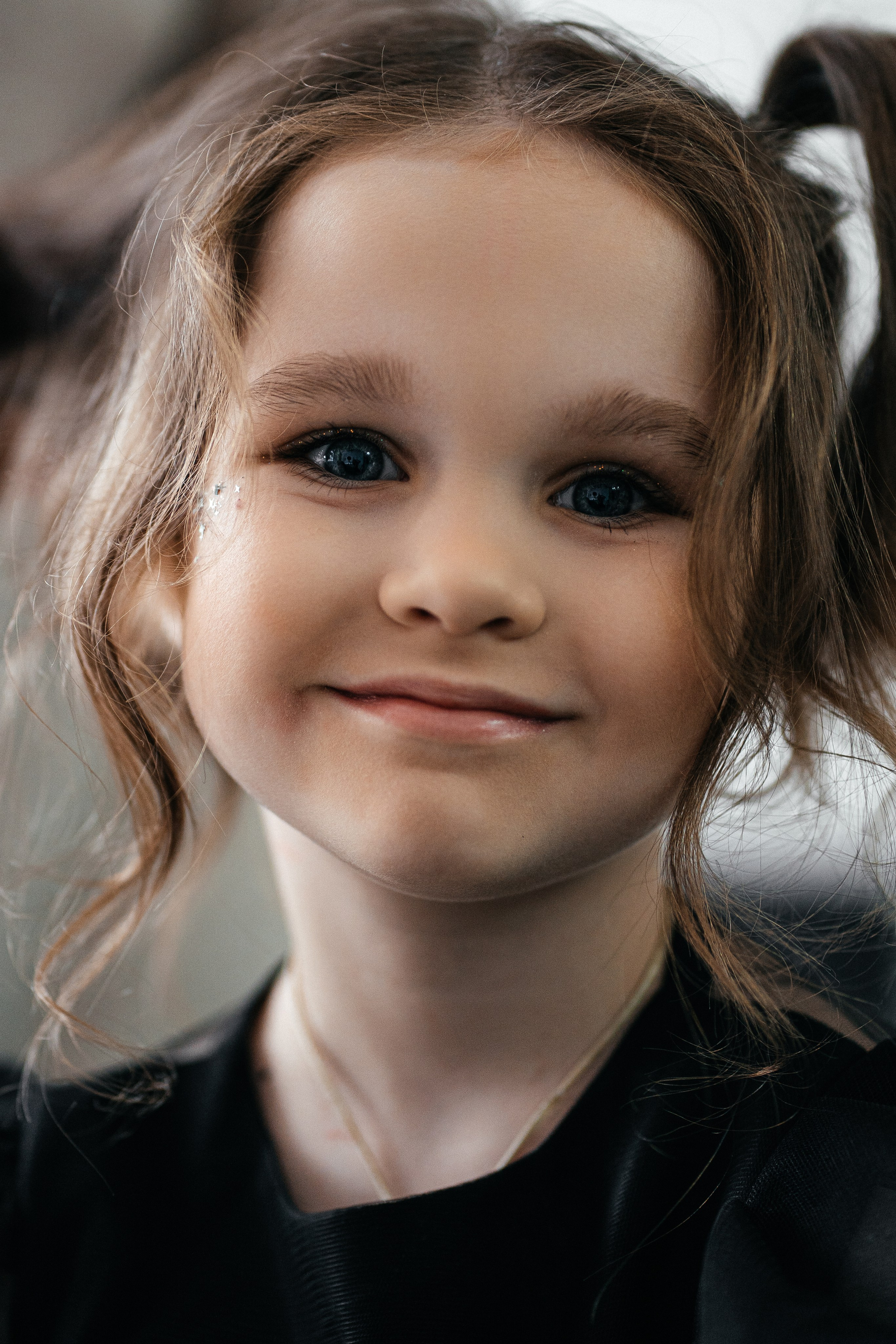 Фотосессия для девочки в платье. Фотограф Ким Наталья в Красноярске