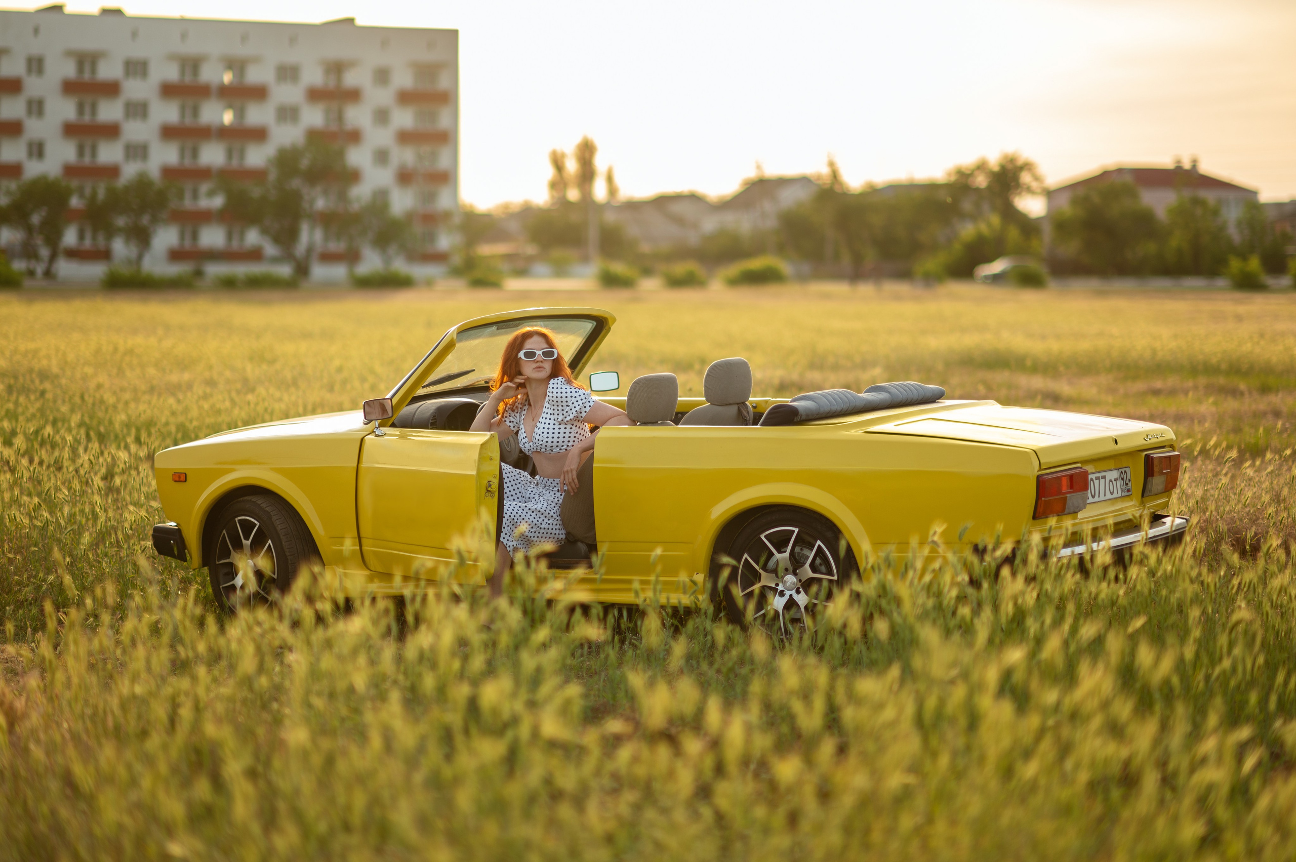 Фотограф с желтым кабриолетом жигули в Крыму