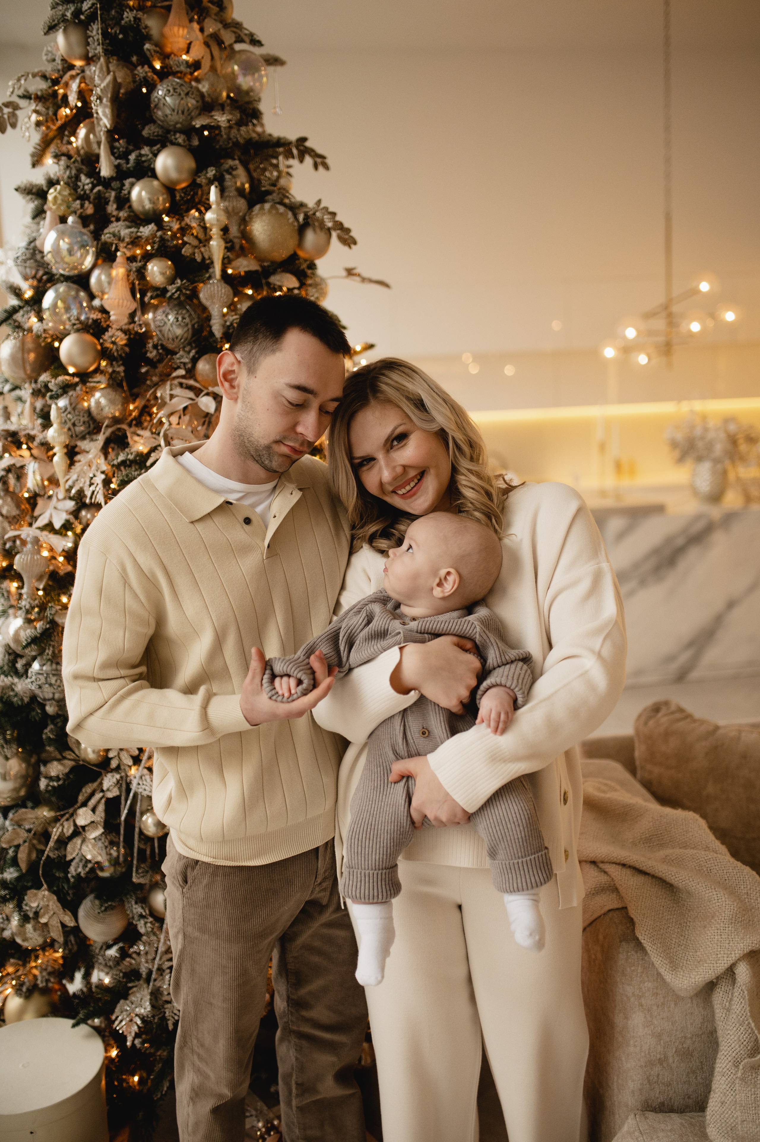 Новогодняя фотосессия в студии с малышом 6 месяцев в Бутово. Семейная фотосессия Бутово Москва фотограф Алина Морщагина