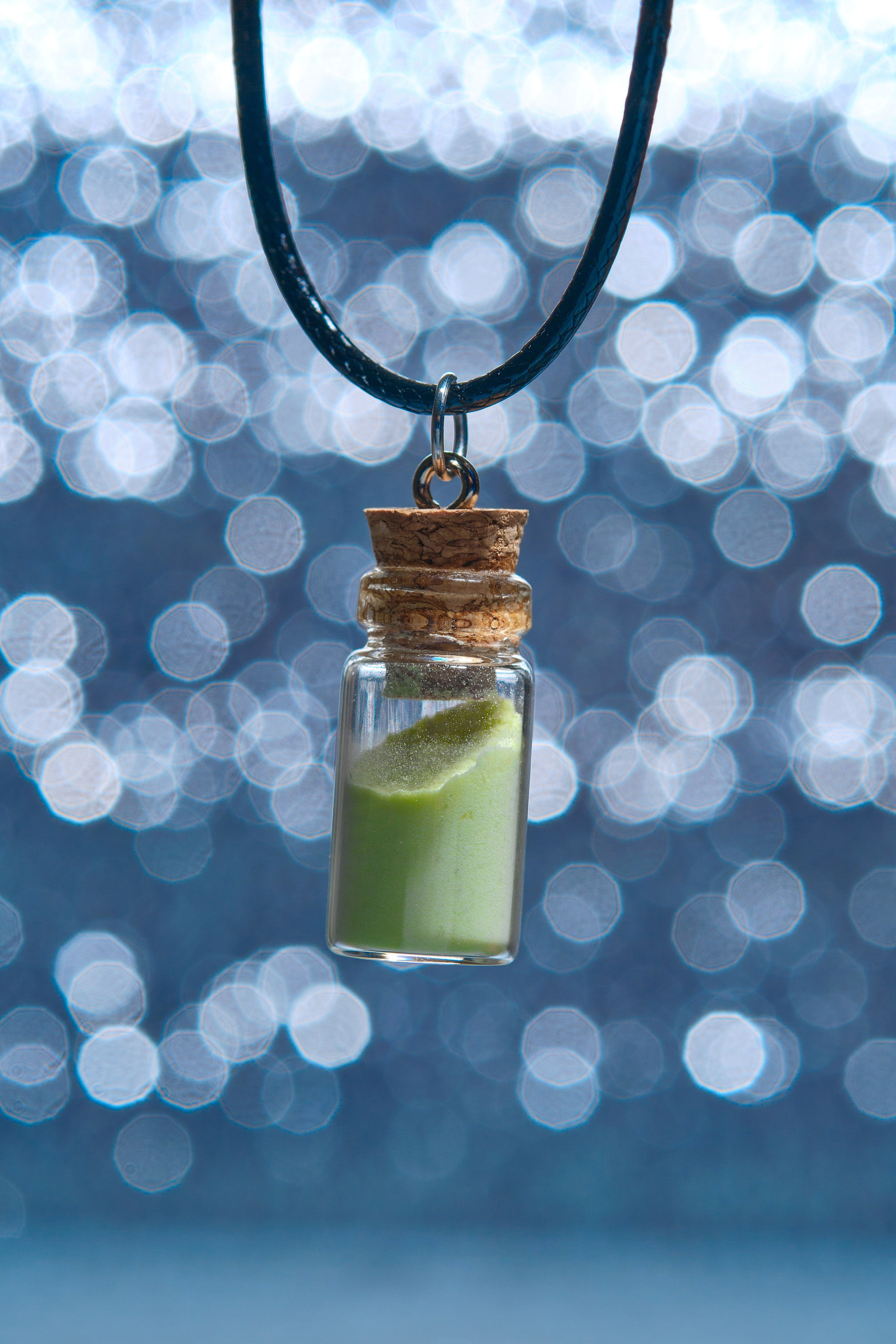 Фото товара на фоне моря