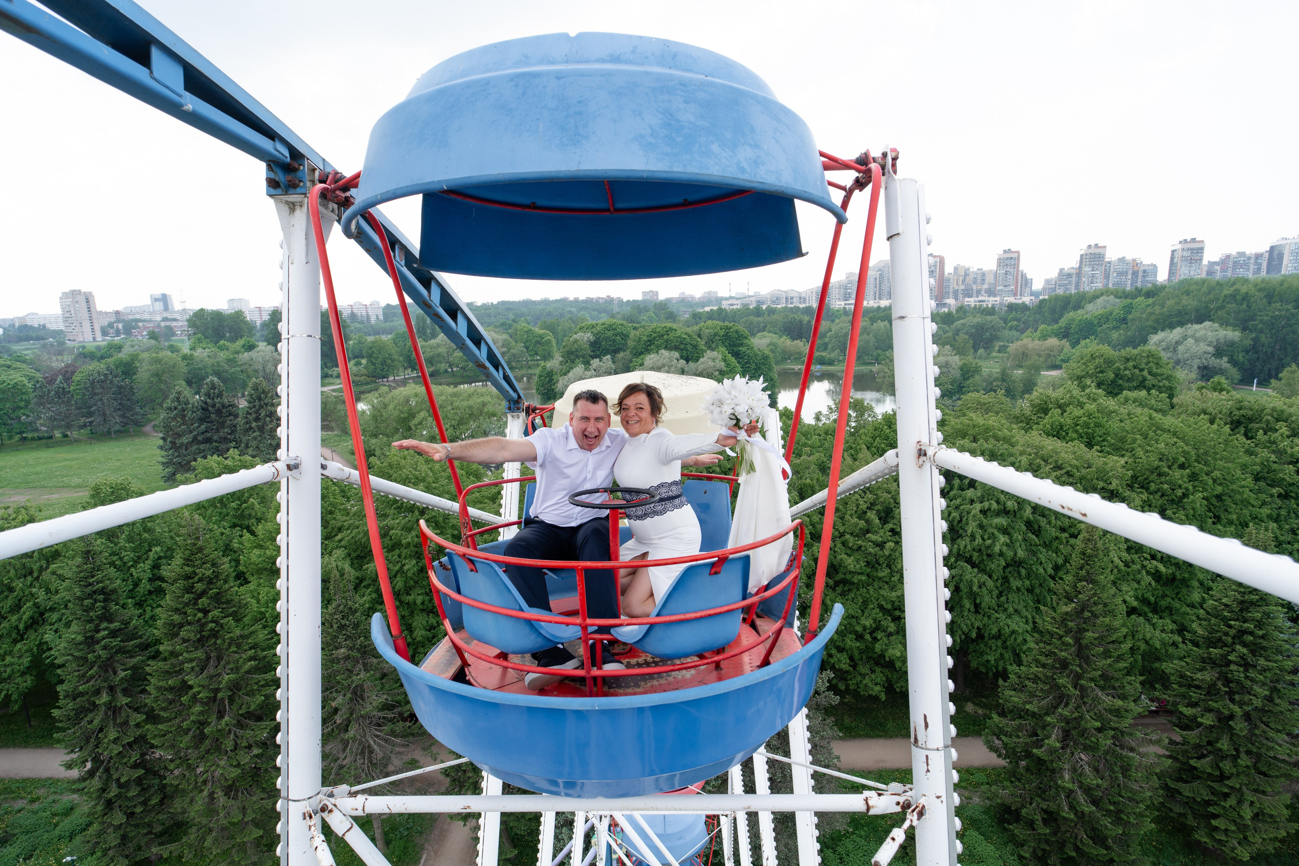 жених и невеста на колесе обозрений в южно-приморском парке после загса красносельского района