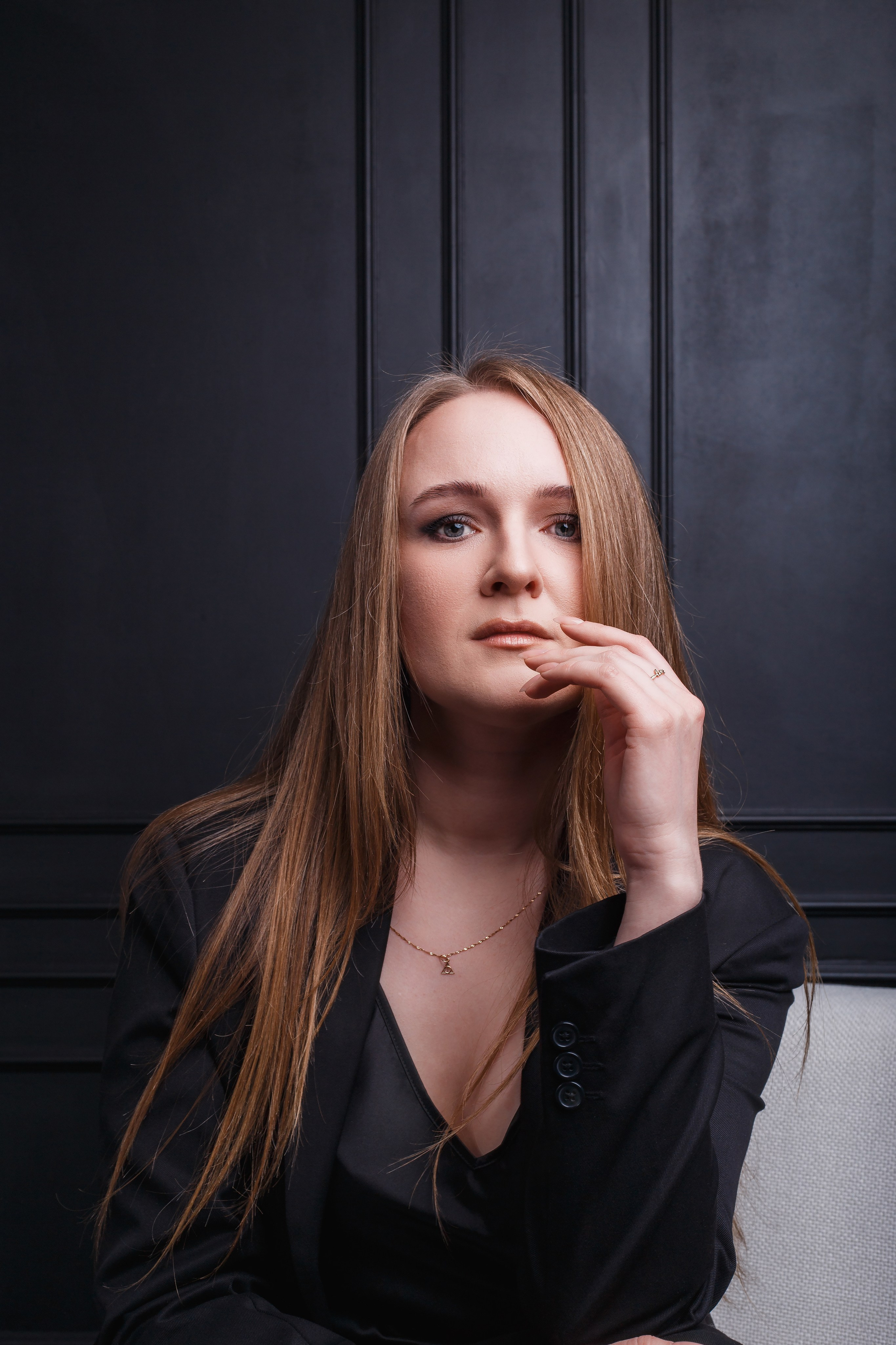 портрет девушки на черном фоне