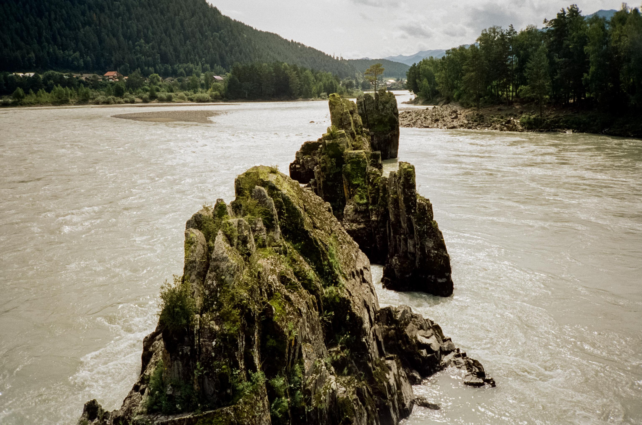 Скалы Зубы Дракона: виды с моста через Катунь. Фотограф-документалист Мария Осокина