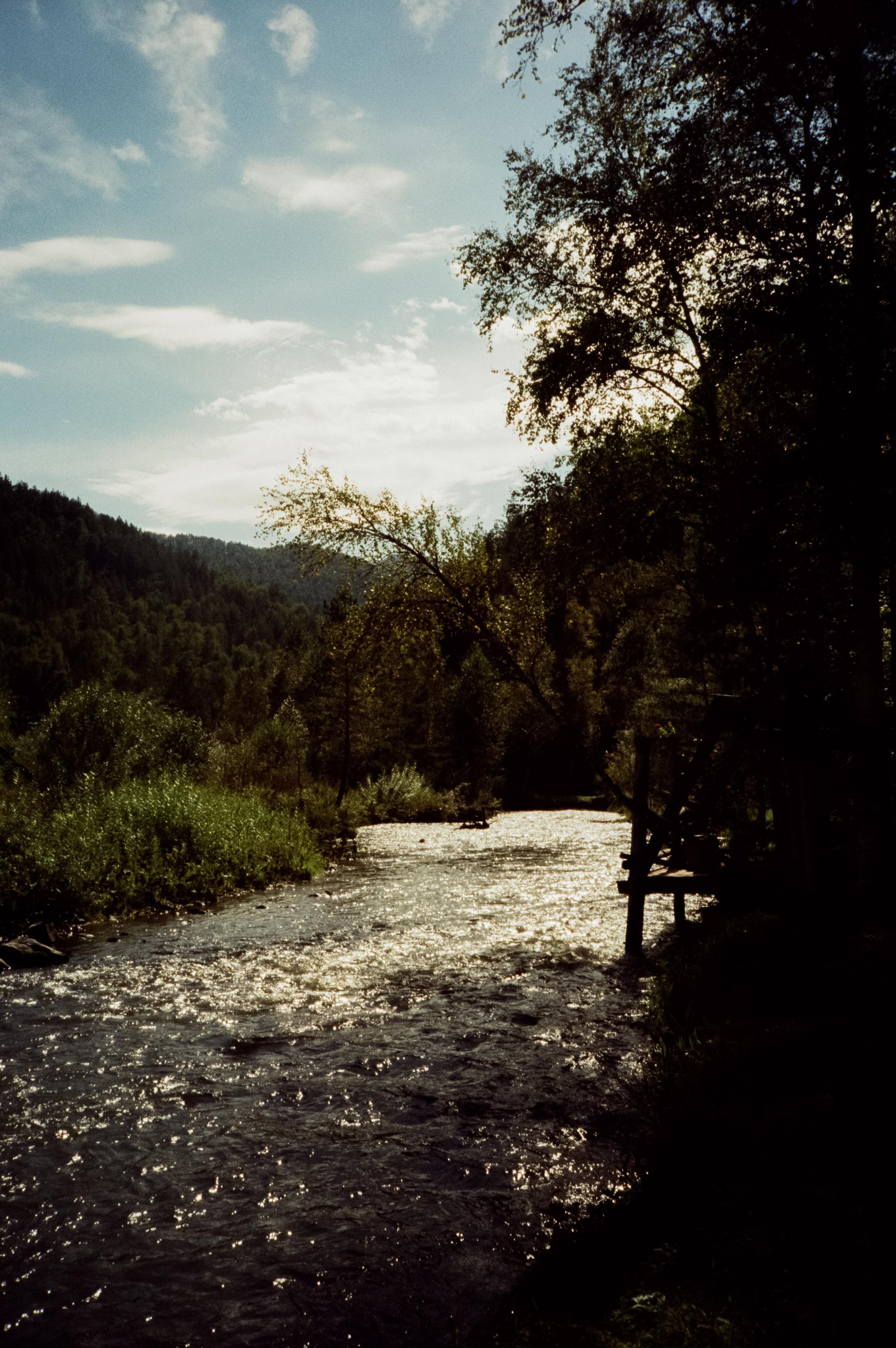 Дорога вдоль горной реки Куюм и база Благодать. Фотограф-документалист Мария Осокина