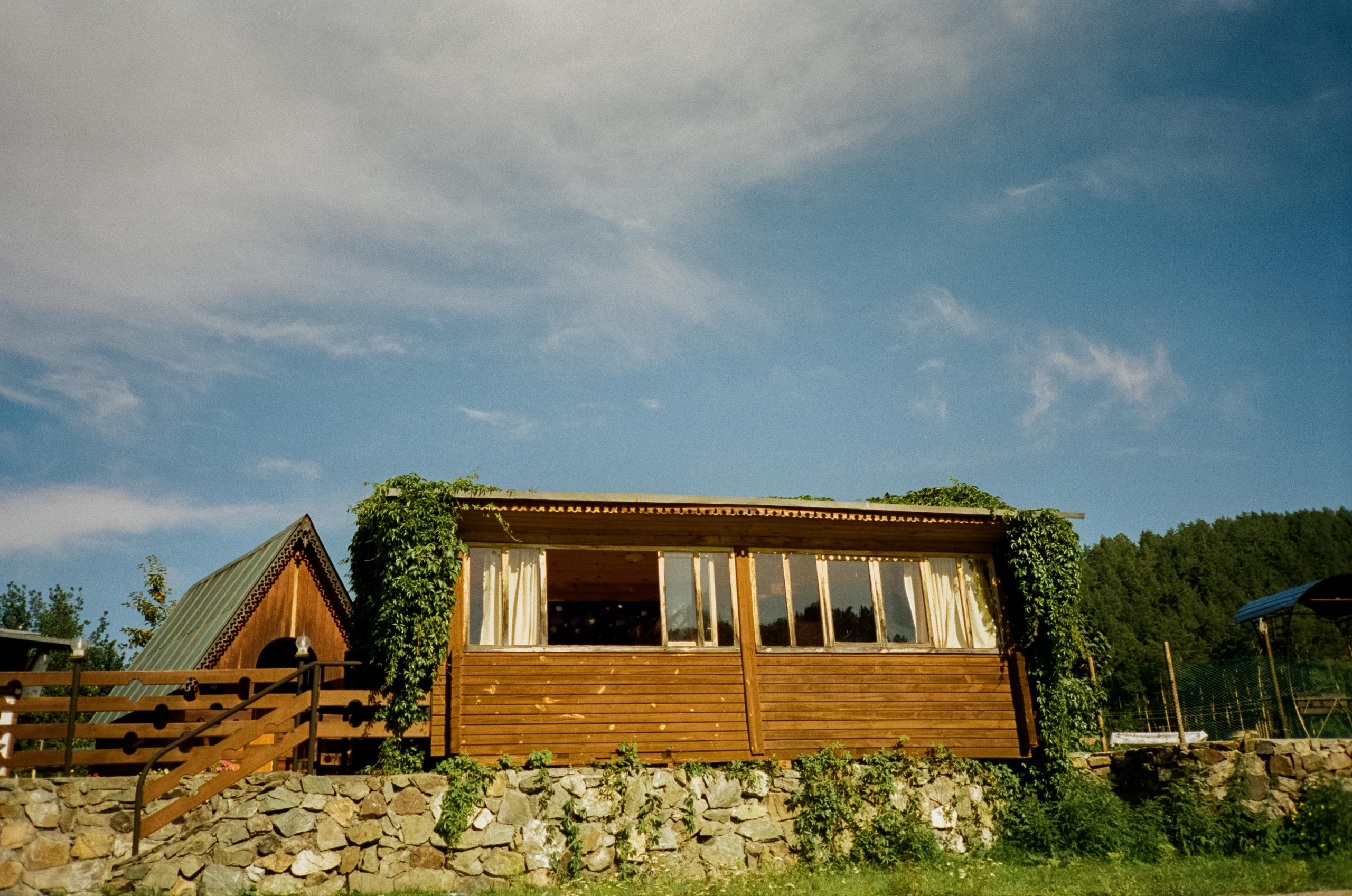Гора Синюха в тумане и Катунь в жаркий день. У коттеджа Бережок. Фотограф-документалист Мария Осокина
