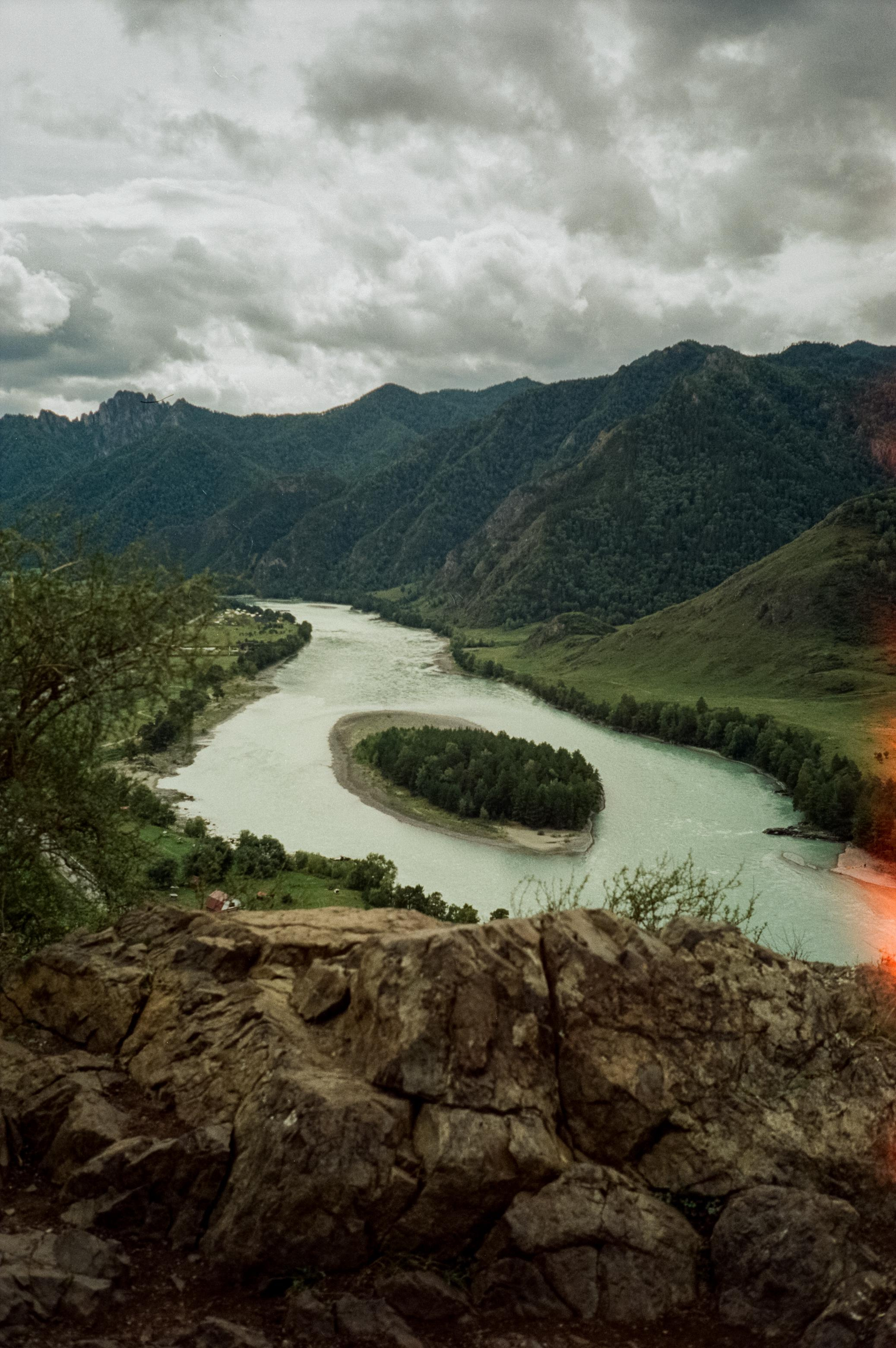 Урочище Чечкыш. Виды на Заячий остров и Разбитое сердце Катуни. Водопа. Фотограф-документалист Мария Осокина