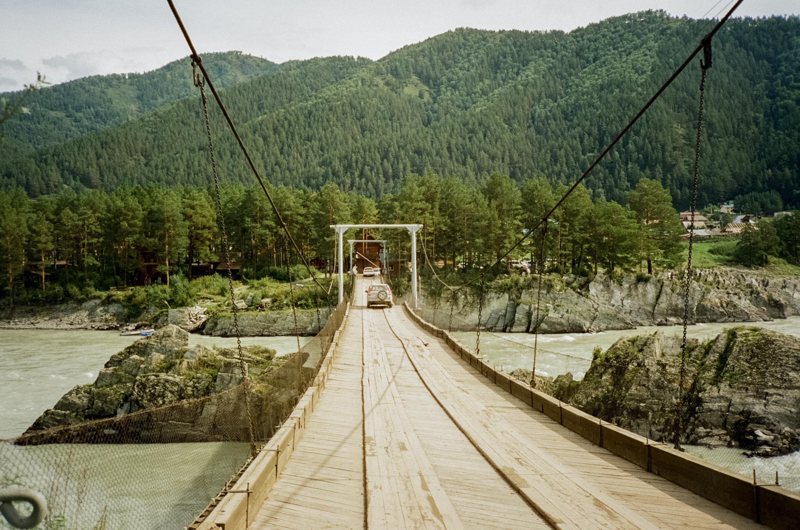 Скалы Зубы Дракона: виды с моста через Катунь. Фотограф-документалист Мария Осокина
