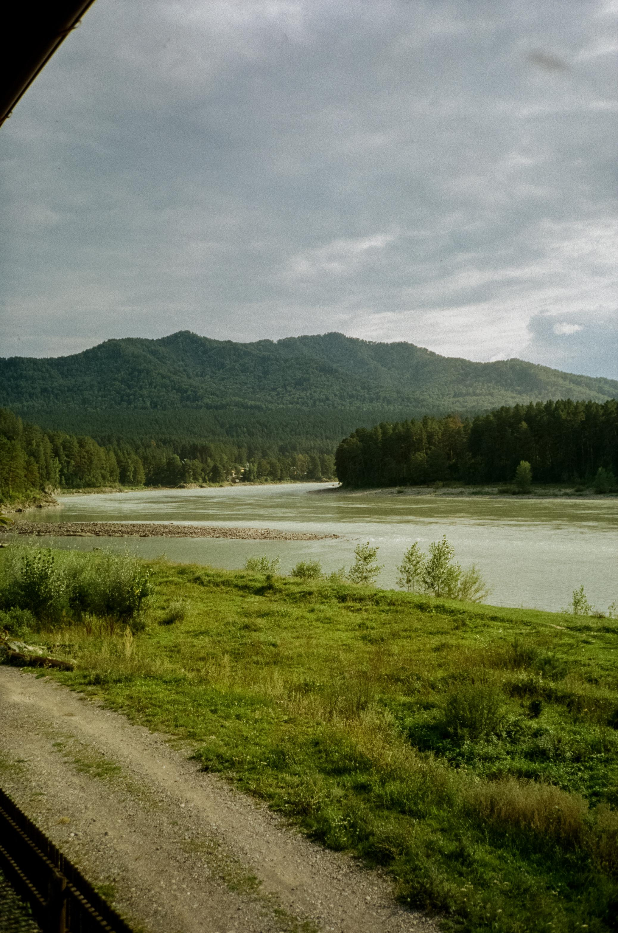 Гора Синюха в тумане и Катунь в жаркий день. У коттеджа Бережок. Фотограф-документалист Мария Осокина