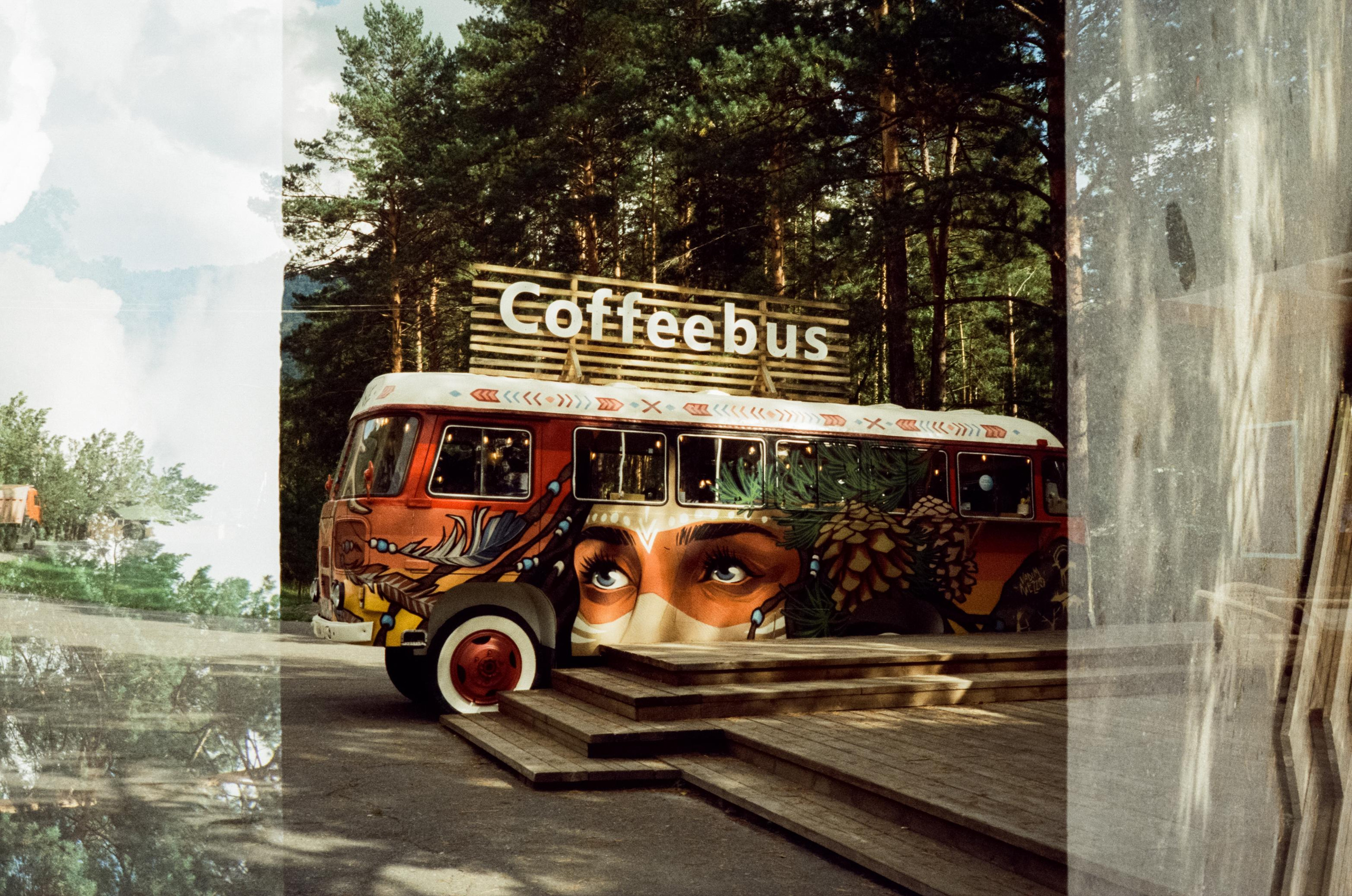 Кофейня Coffee Bus на Чемальском тракте. Алтай. Фотограф-документалист Мария Осокина
