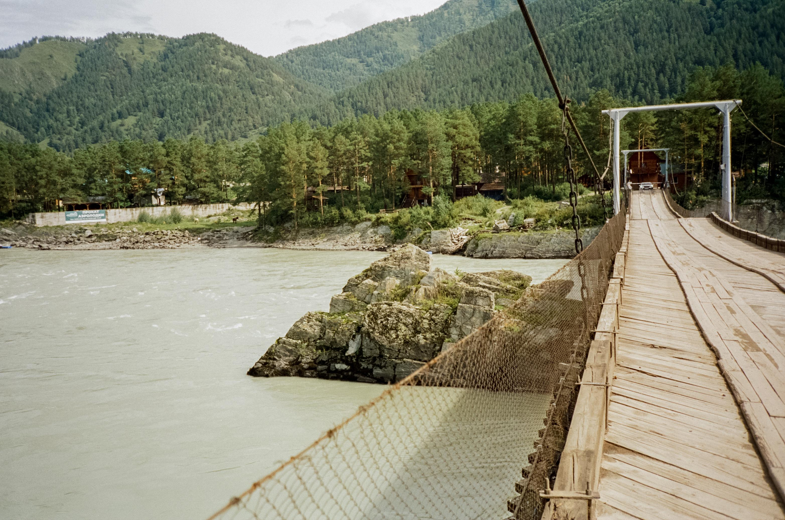 Скалы Зубы Дракона: виды с моста через Катунь. Фотограф-документалист Мария Осокина