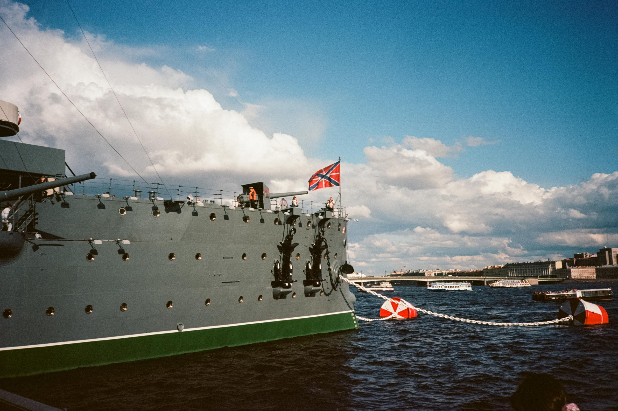 Питер. Крейсер Аврора и набережная Невы накануне дня ВМФ. Фотограф-документалист Мария Осокина