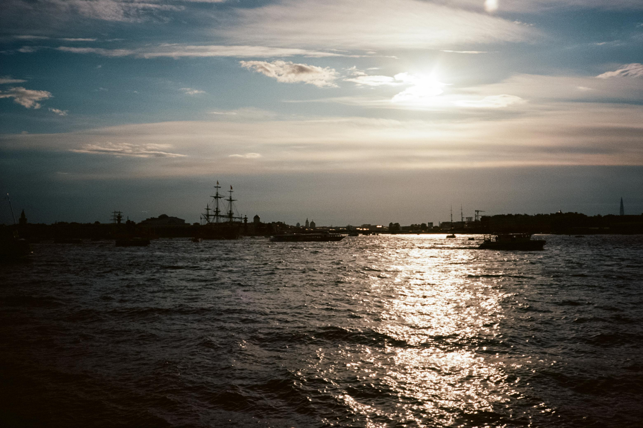 Питер. Крейсер Аврора и набережная Невы накануне дня ВМФ. Фотограф-документалист Мария Осокина