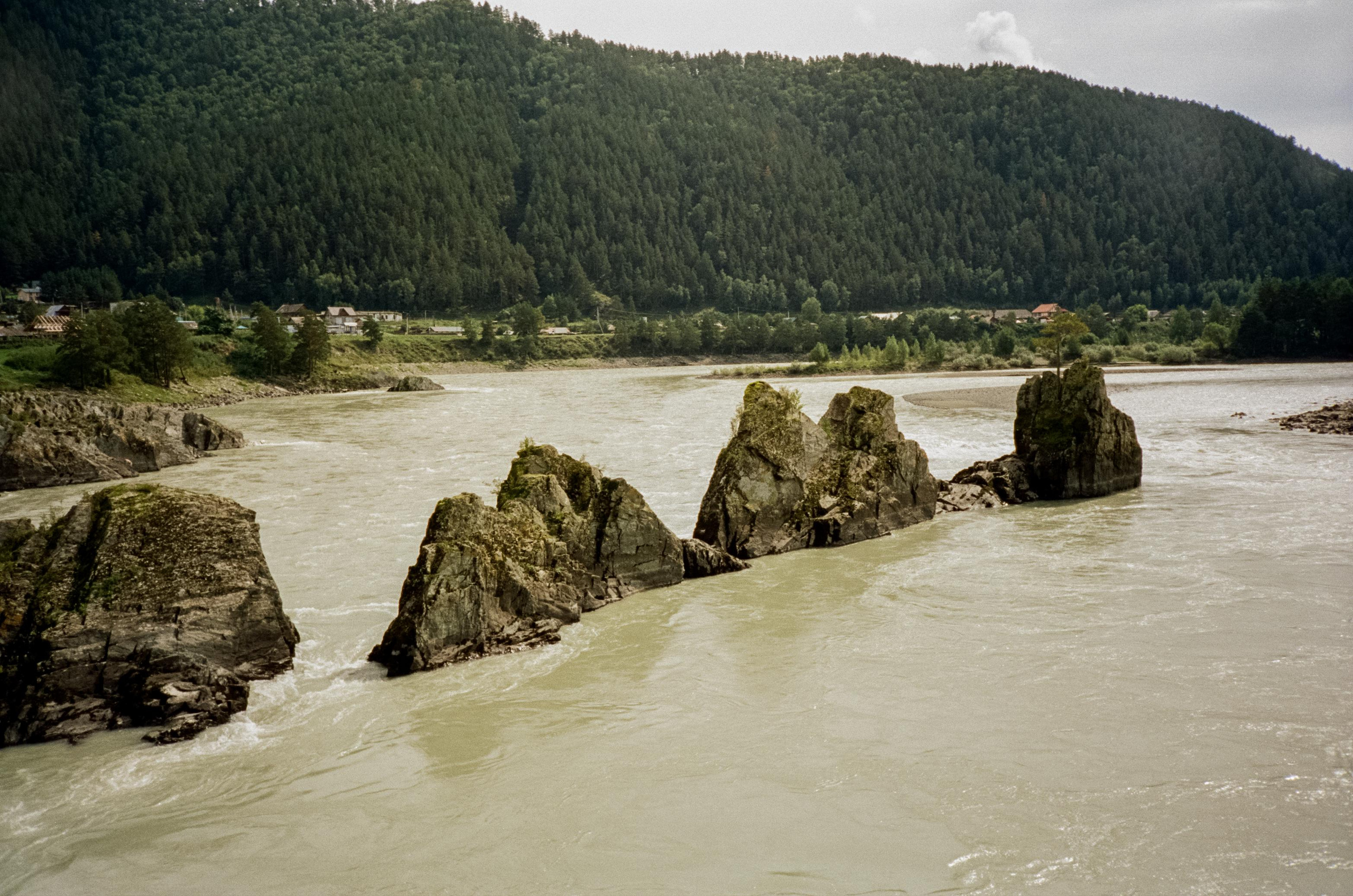 Скалы Зубы Дракона: виды с моста через Катунь. Фотограф-документалист Мария Осокина