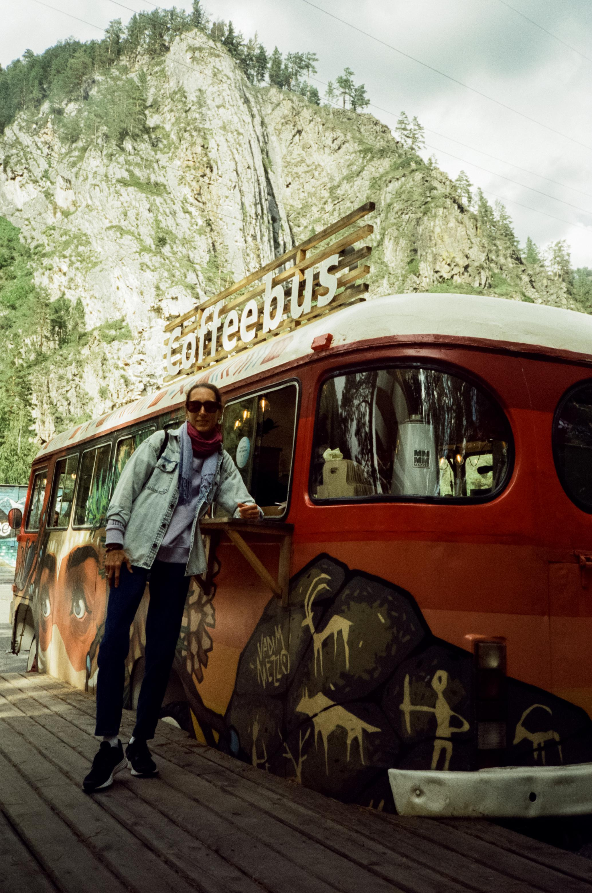 Кофейня Coffee Bus на Чемальском тракте. Алтай. Фотограф-документалист Мария Осокина