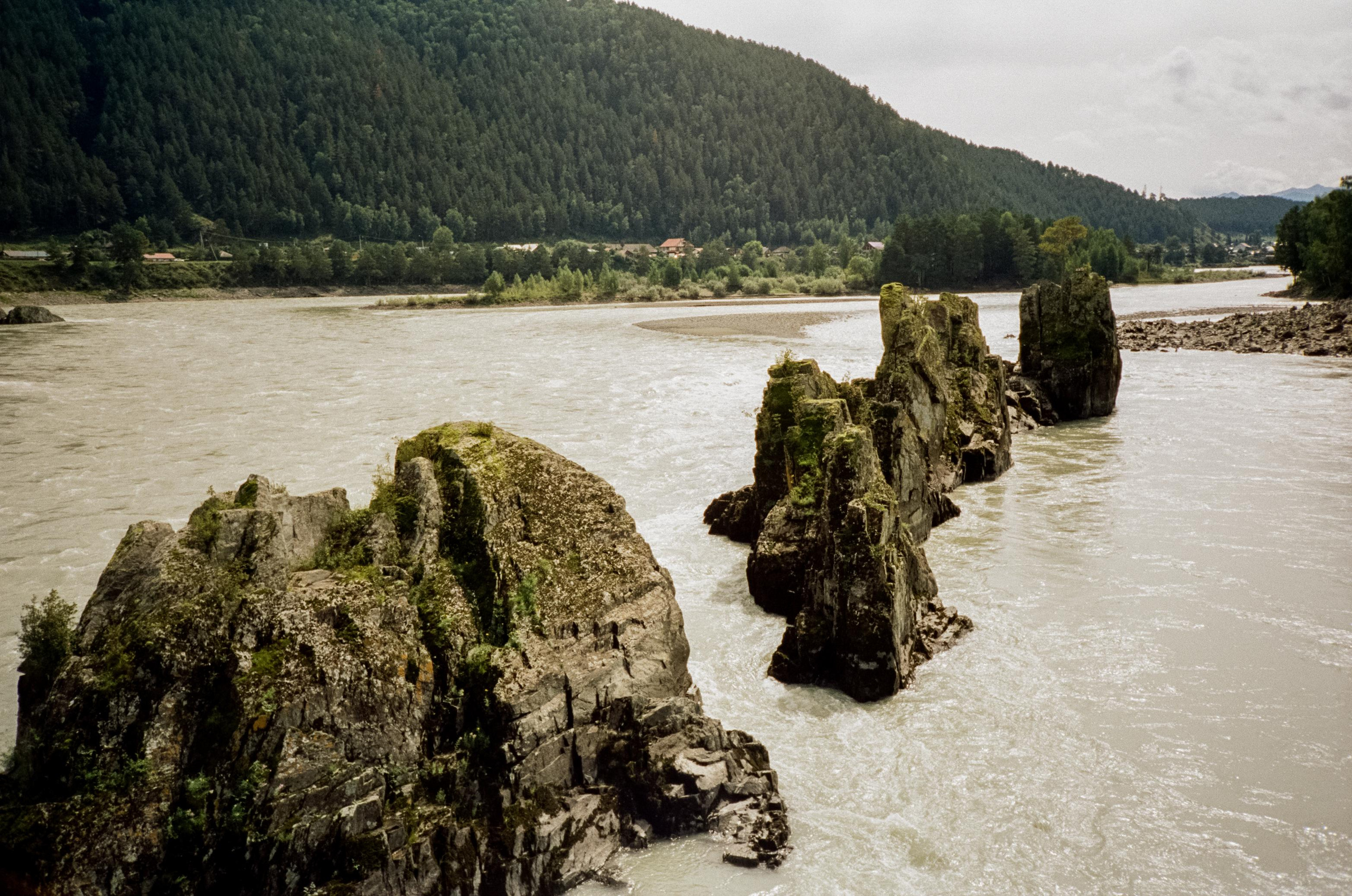 Скалы Зубы Дракона: виды с моста через Катунь. Фотограф-документалист Мария Осокина