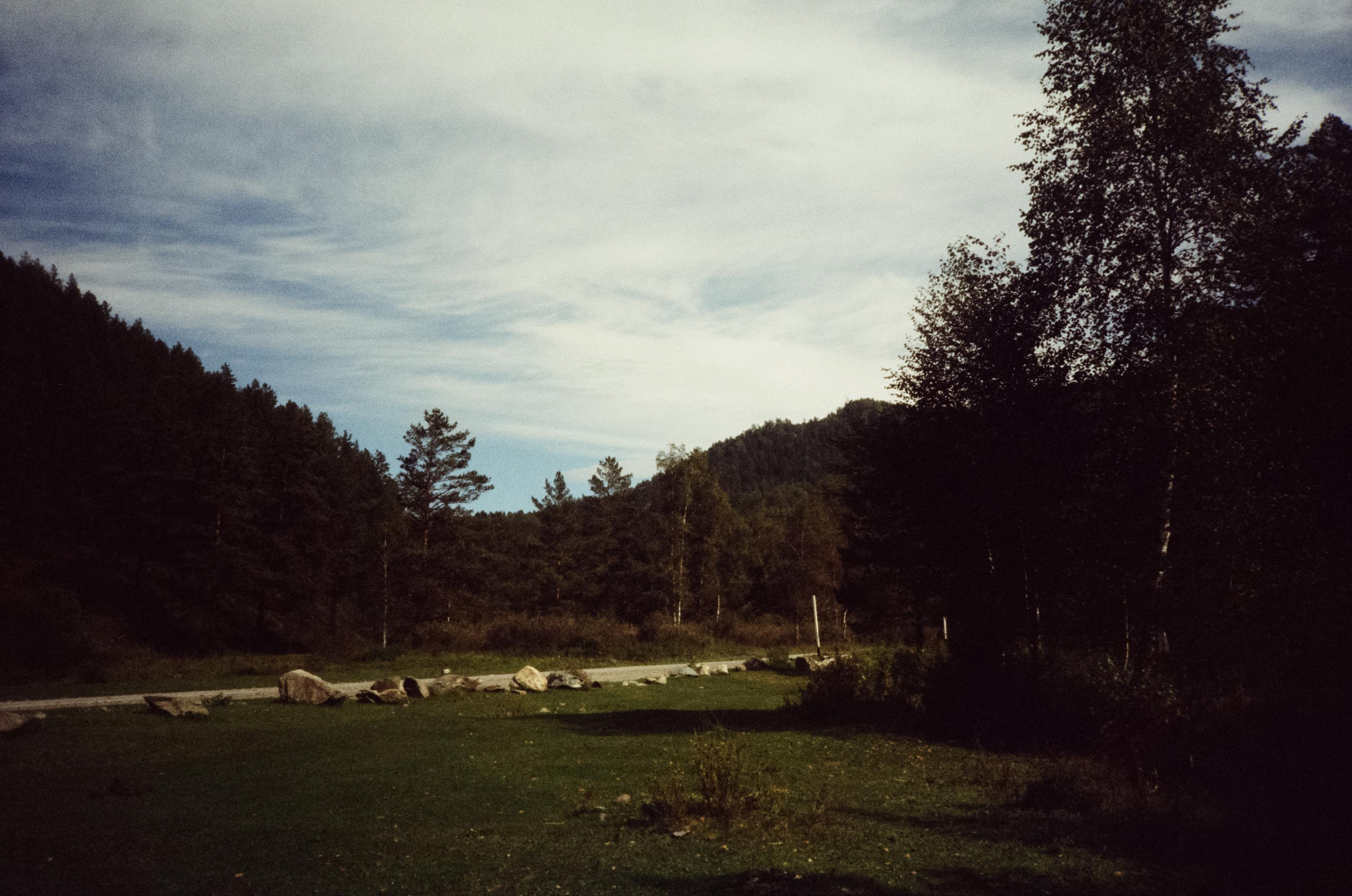 Дорога вдоль горной реки Куюм и база Благодать. Фотограф-документалист Мария Осокина