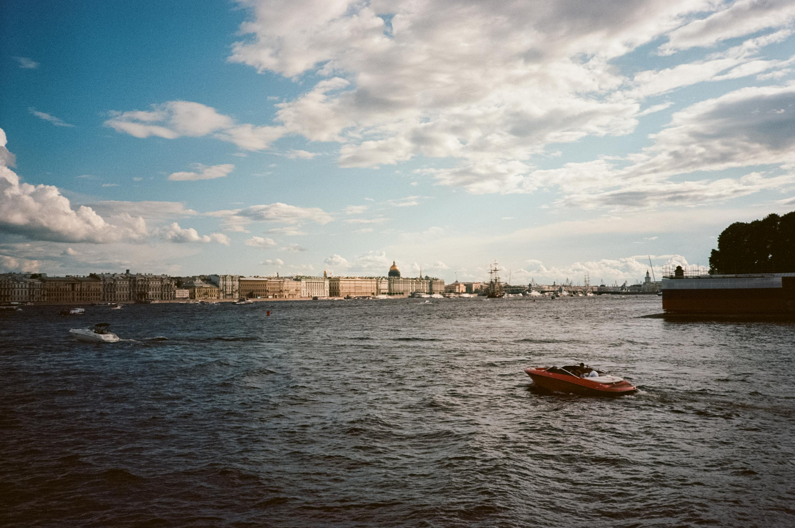 Питер. Крейсер Аврора и набережная Невы накануне дня ВМФ. Фотограф-документалист Мария Осокина