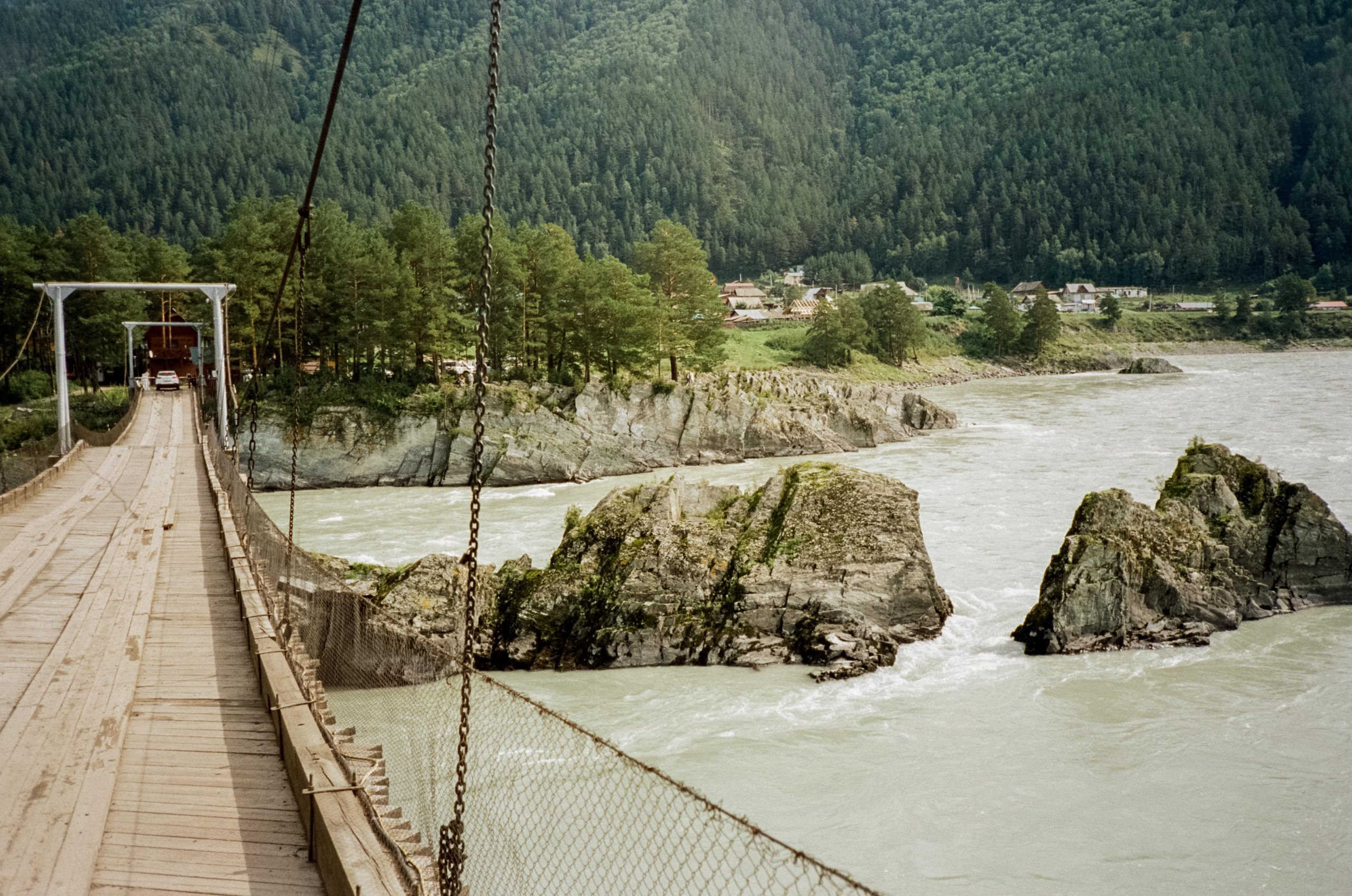 Скалы Зубы Дракона: виды с моста через Катунь. Фотограф-документалист Мария Осокина