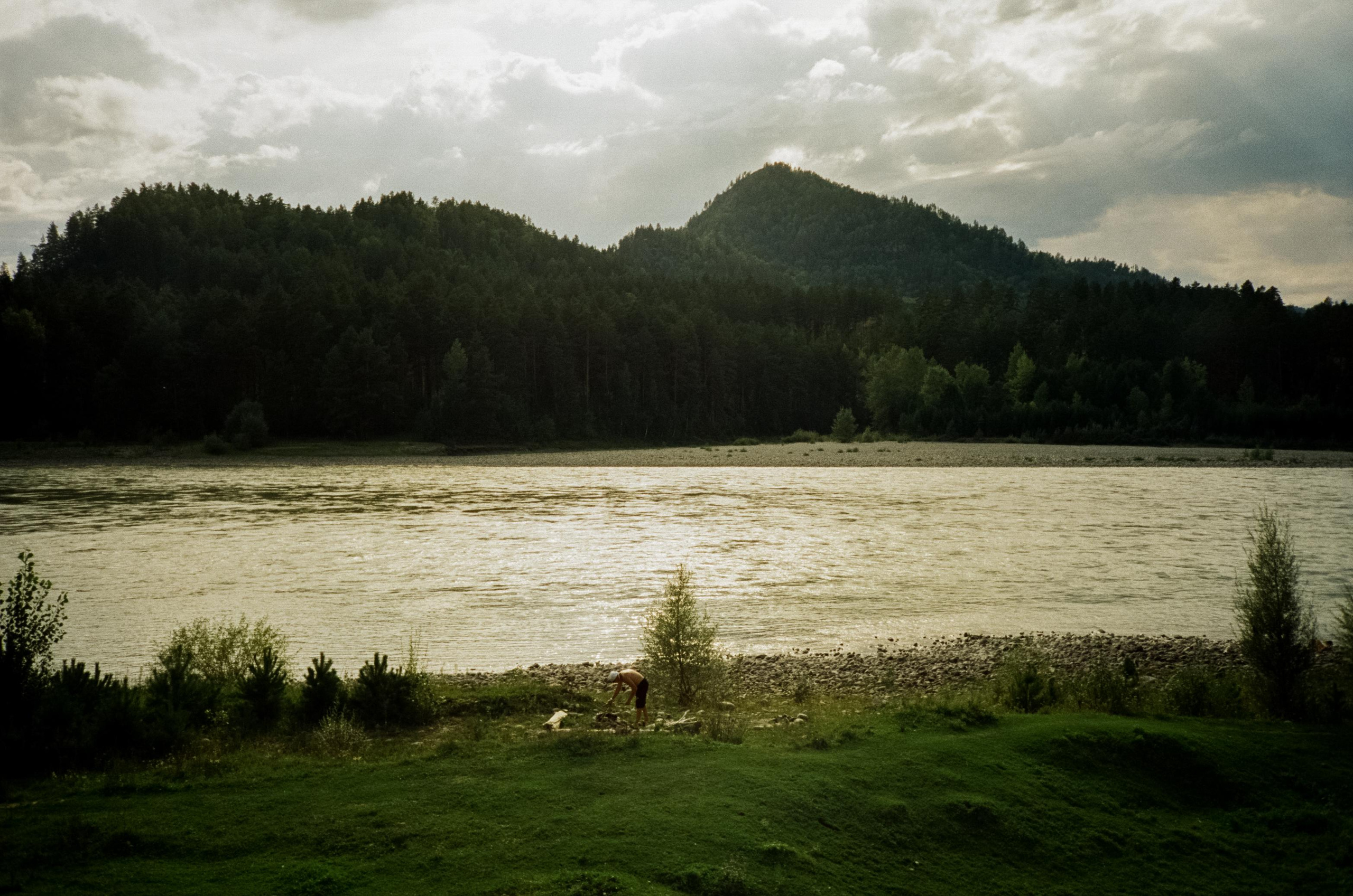 Гора Синюха в тумане и Катунь в жаркий день. У коттеджа Бережок. Фотограф-документалист Мария Осокина