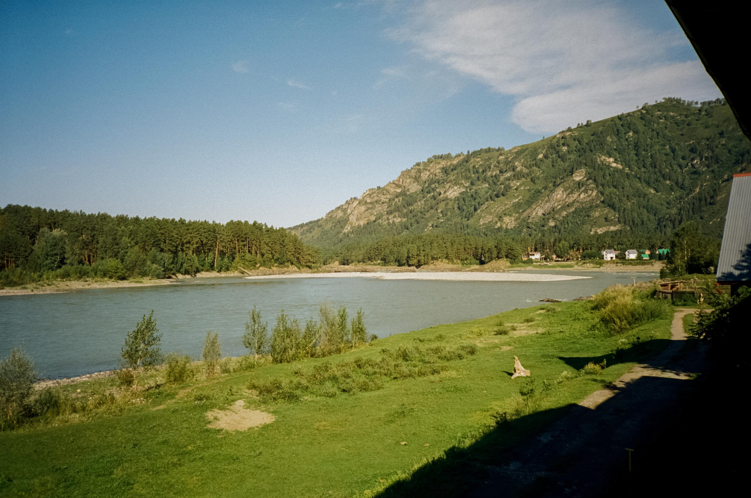 Гора Синюха в тумане и Катунь в жаркий день. У коттеджа Бережок. Фотограф-документалист Мария Осокина