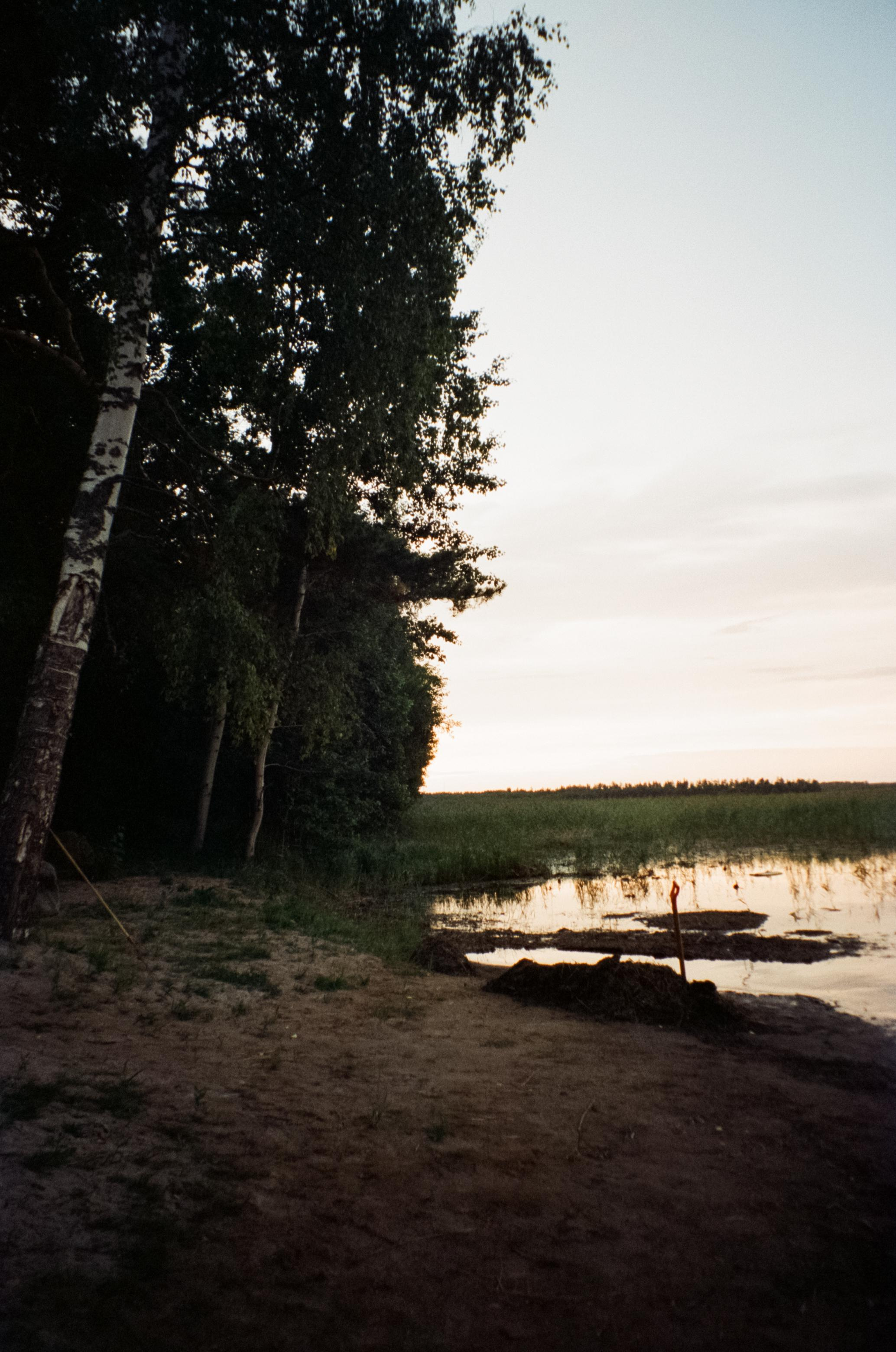 Маяк Вуохенсало в бухте Моторная и закат на озере Отрадное. Фотограф-документалист Мария Осокина