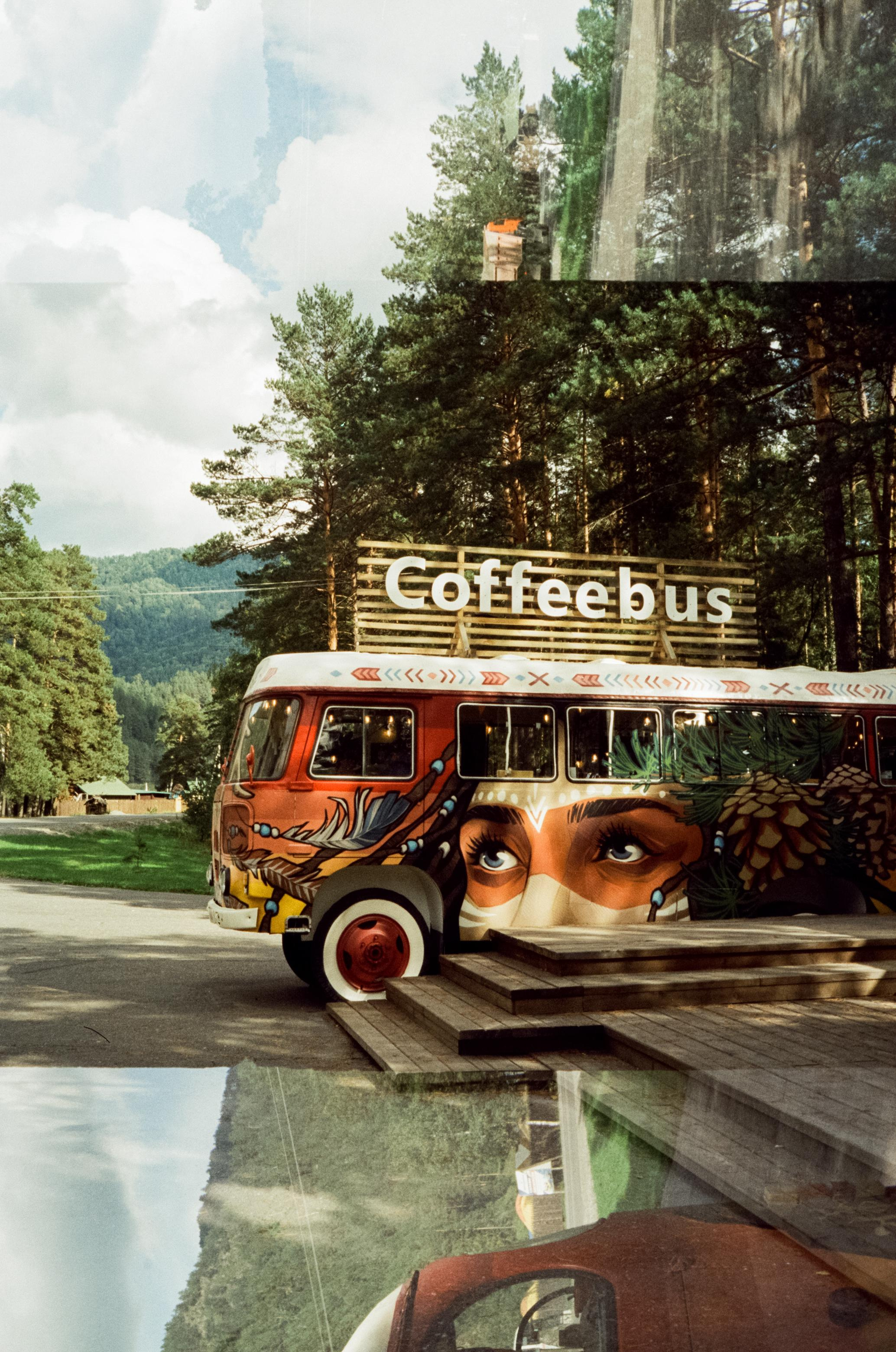 Кофейня Coffee Bus на Чемальском тракте. Алтай. Фотограф-документалист Мария Осокина