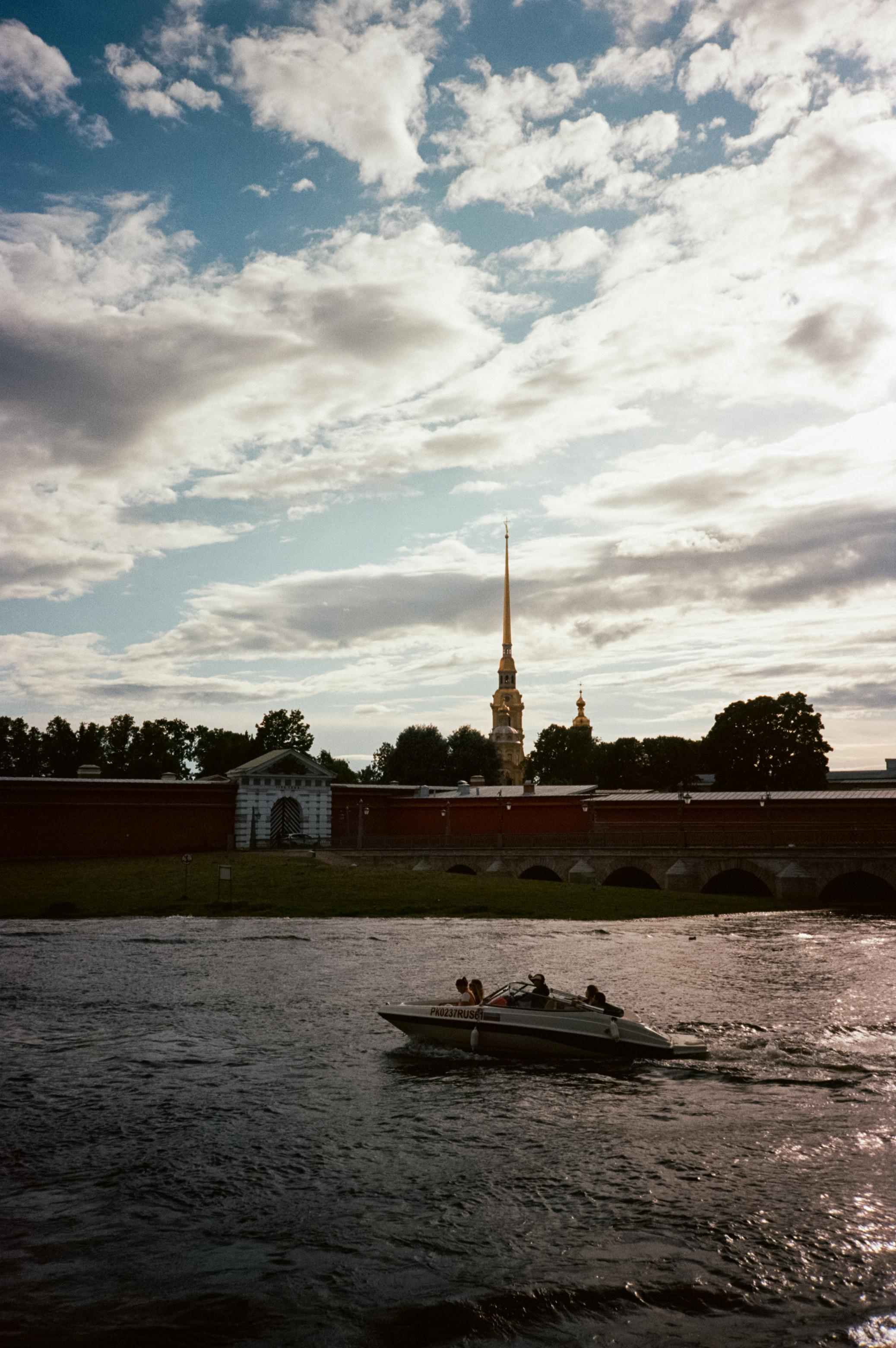 Питер. Крейсер Аврора и набережная Невы накануне дня ВМФ. Фотограф-документалист Мария Осокина