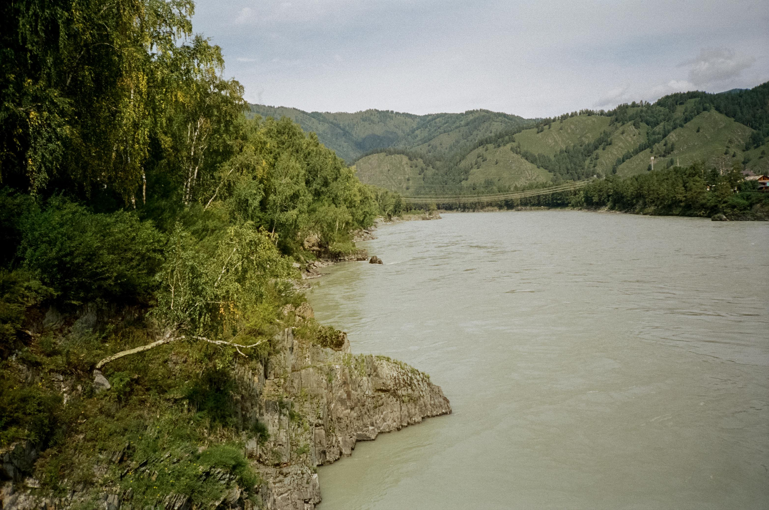 Скалы Зубы Дракона: виды с моста через Катунь. Фотограф-документалист Мария Осокина