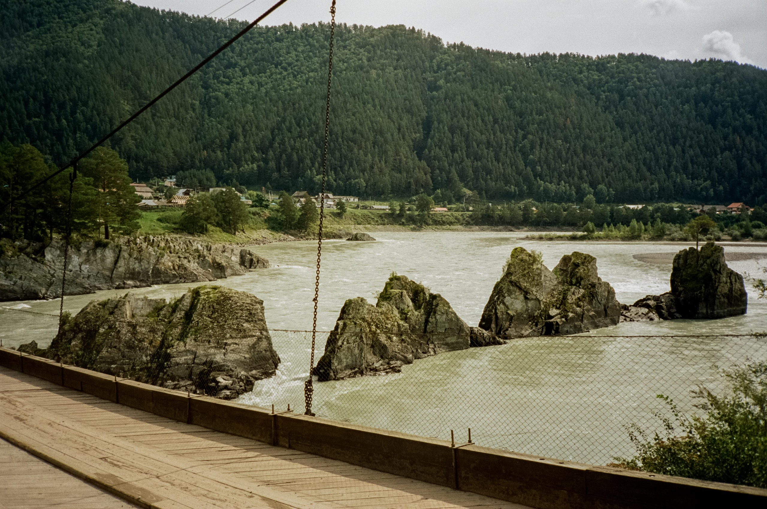 Скалы Зубы Дракона: виды с моста через Катунь. Фотограф-документалист Мария Осокина
