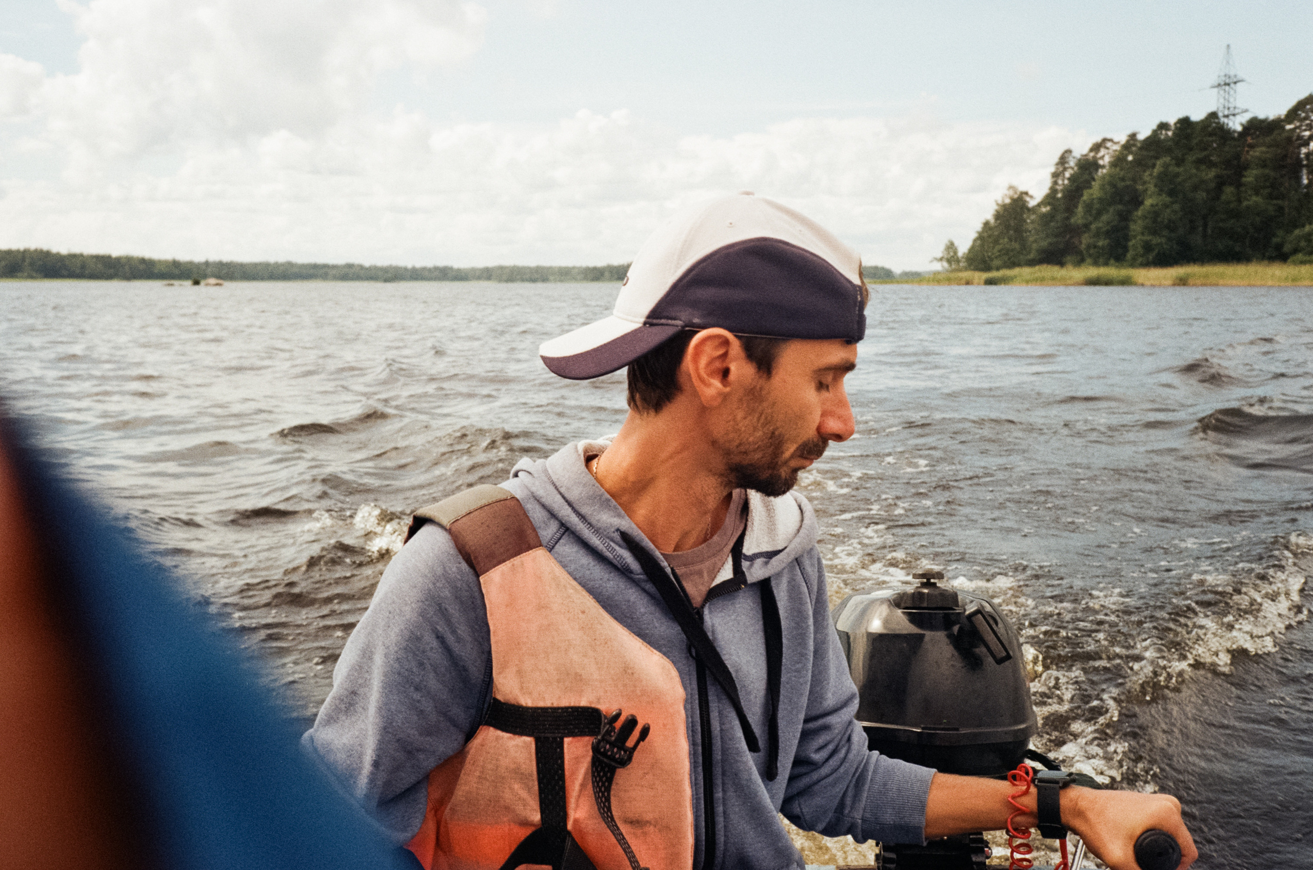 На моторке по реке Вуокса. Лодочная станция Вуокса-спорт. Фотограф-документалист Мария Осокина