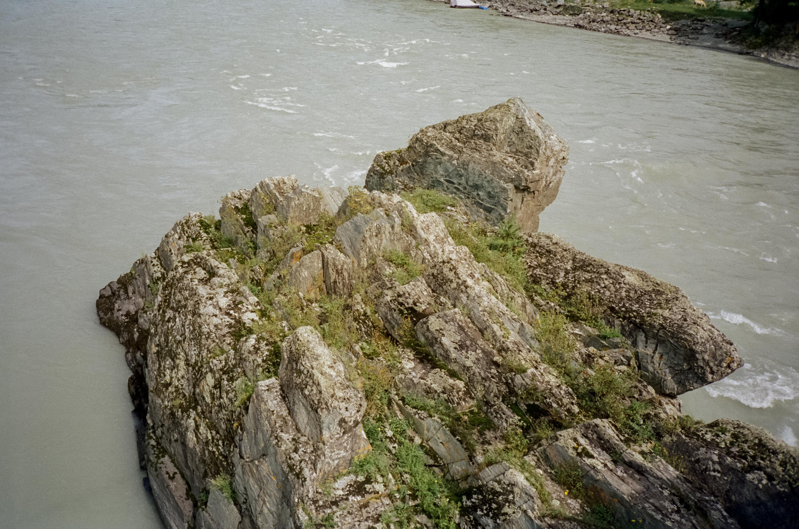 Скалы Зубы Дракона: виды с моста через Катунь. Фотограф-документалист Мария Осокина